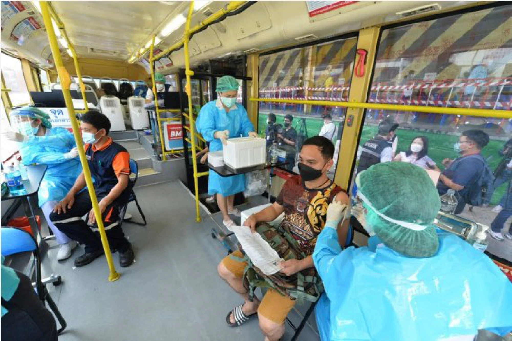 People receive the COVID-19 vaccine in a mobile vaccination unit in Bangkok, Thailand, on Sept. 17, 2021. (Xinhua/Rachen Sageamsak)