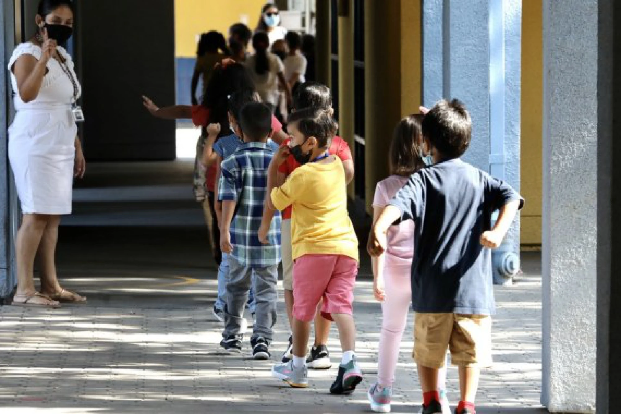 Students line up for their snacks at Montrara Ave. Elementary School in Los Angeles, California, the United States, on Aug. 16, 2021. (Xinhua)