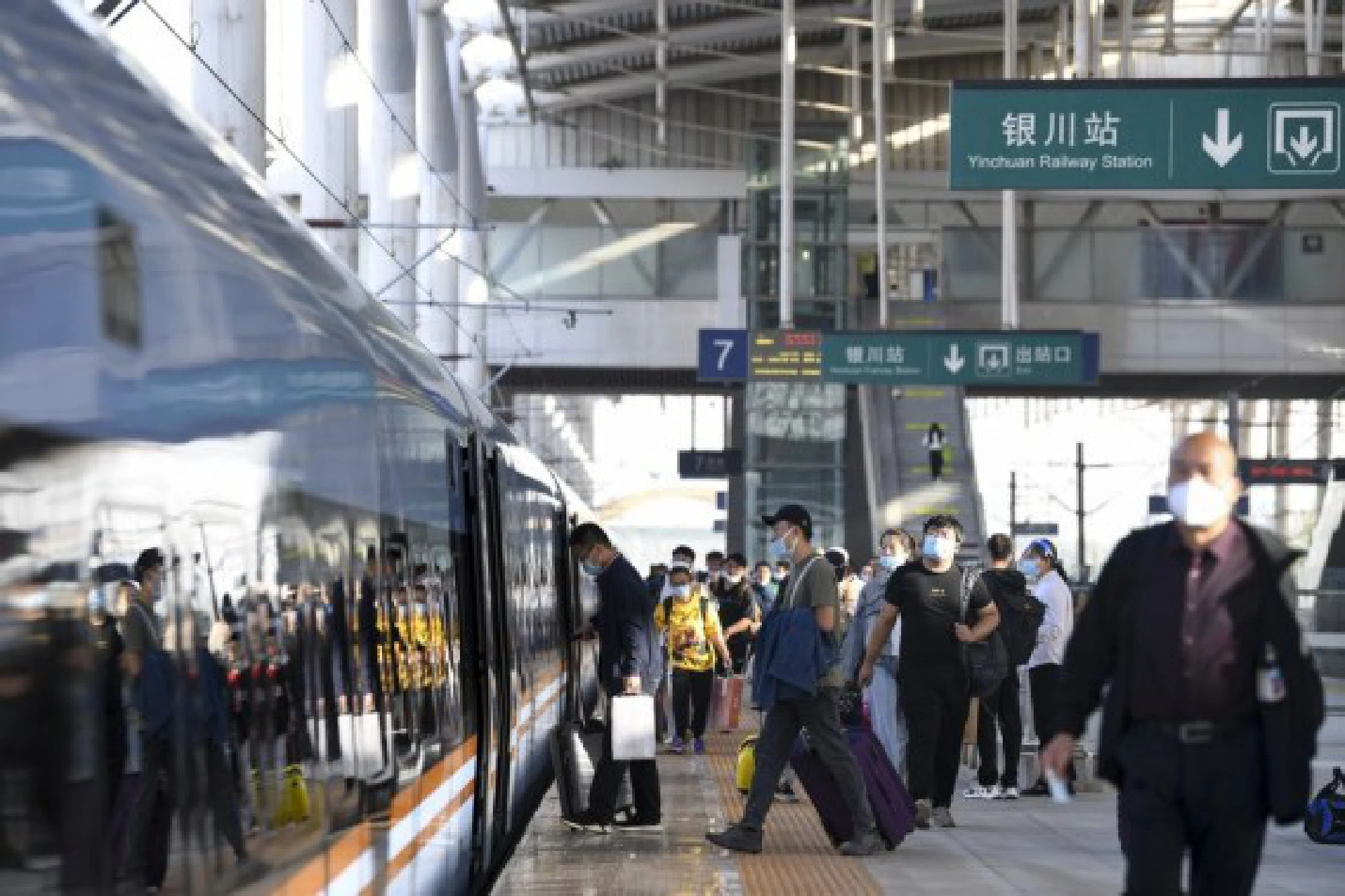 Passengers board a high-speed train bound for Xi'an, capital of northwest China's Shaanxi Province, at the Yinchuan Railway Station in Yinchuan, northwest China's Ningxia Hui Autonomous Region, Oct. 1, 2021. (Xinhua/Feng Kaihua)
