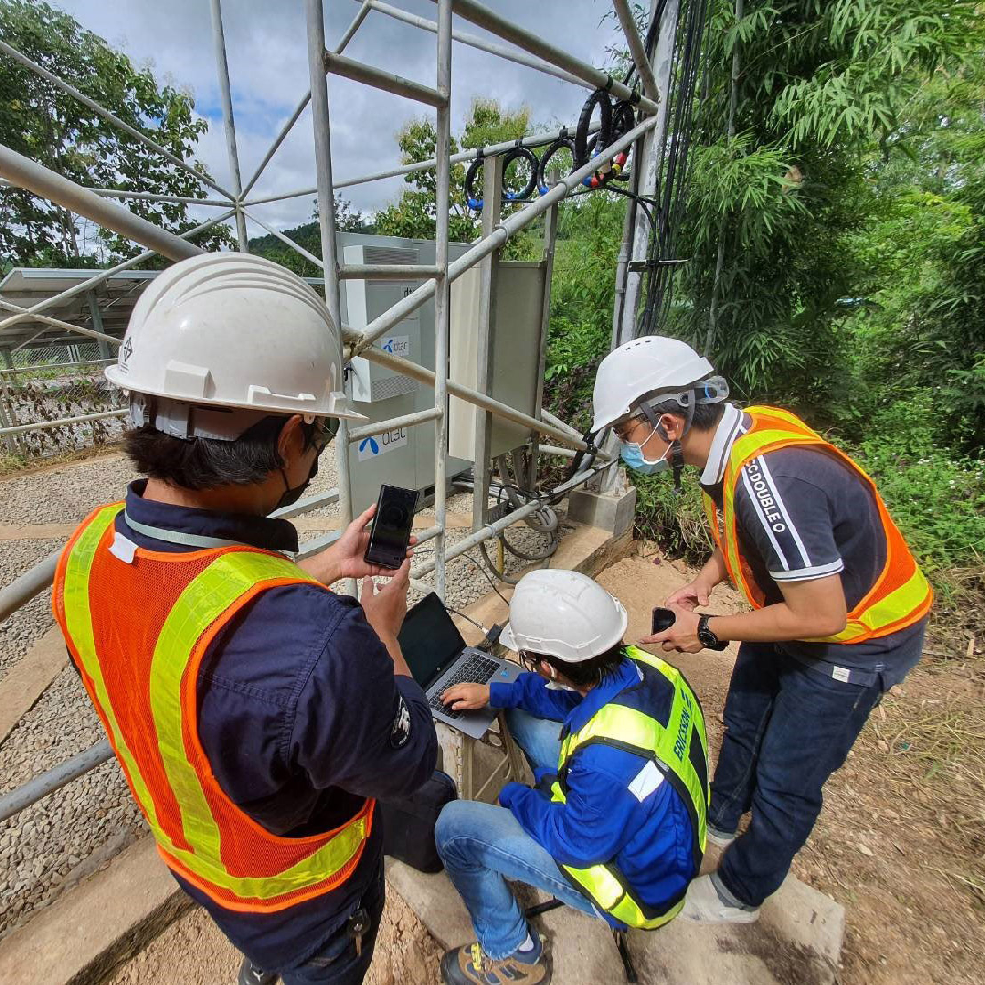 DTAC breaks isolation of village in Lampang