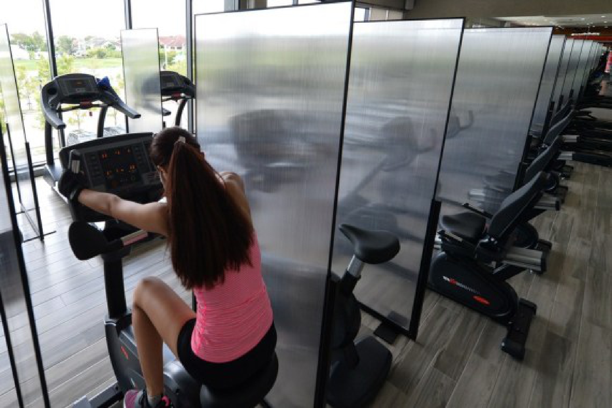 A woman wearing a face mask works out at a gym in Bangkok, Thailand, on Oct. 1, 2021. (Xinhua/Rachen Sageamsak)