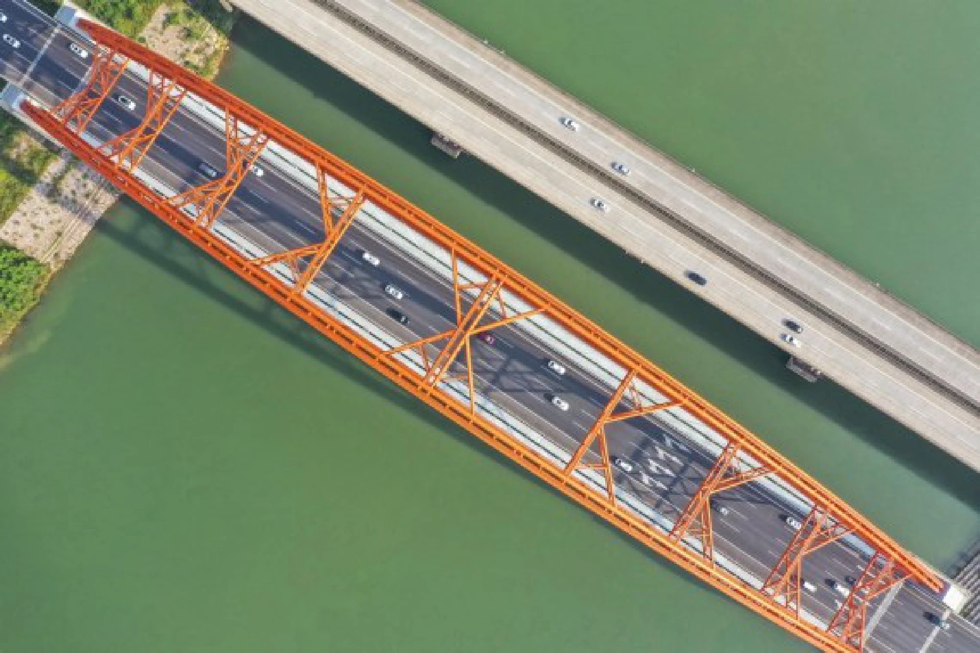  Aerial photo taken on Oct. 1, 2021 shows vehicles running on a bridge on the outskirts of Nanning, south China's Guangxi Zhuang Autonomous Region. (Xinhua/Cao Yiming)