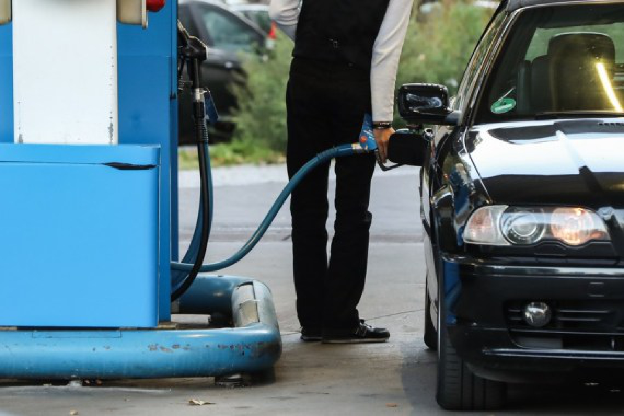 A customer fuels a vehicle at a gas station in Berlin, capital of Germany, on Oct. 1, 2021. (Xinhua/Shan Yuqi)