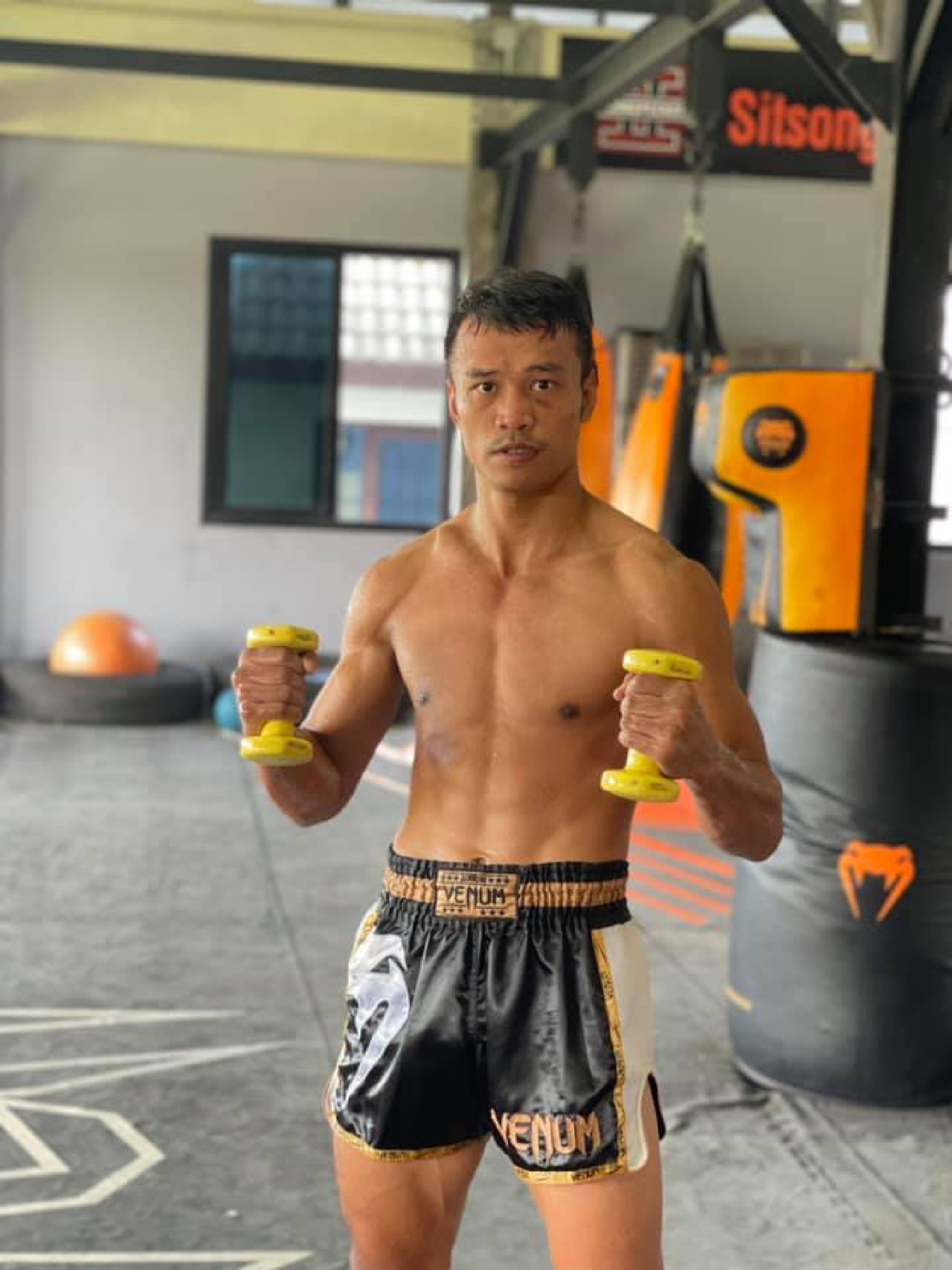 Sitthichai Sitsongpeenong wants to remind fans who the real boss is in the upcoming ONE Featherweight Kickboxing World Grand Prix.