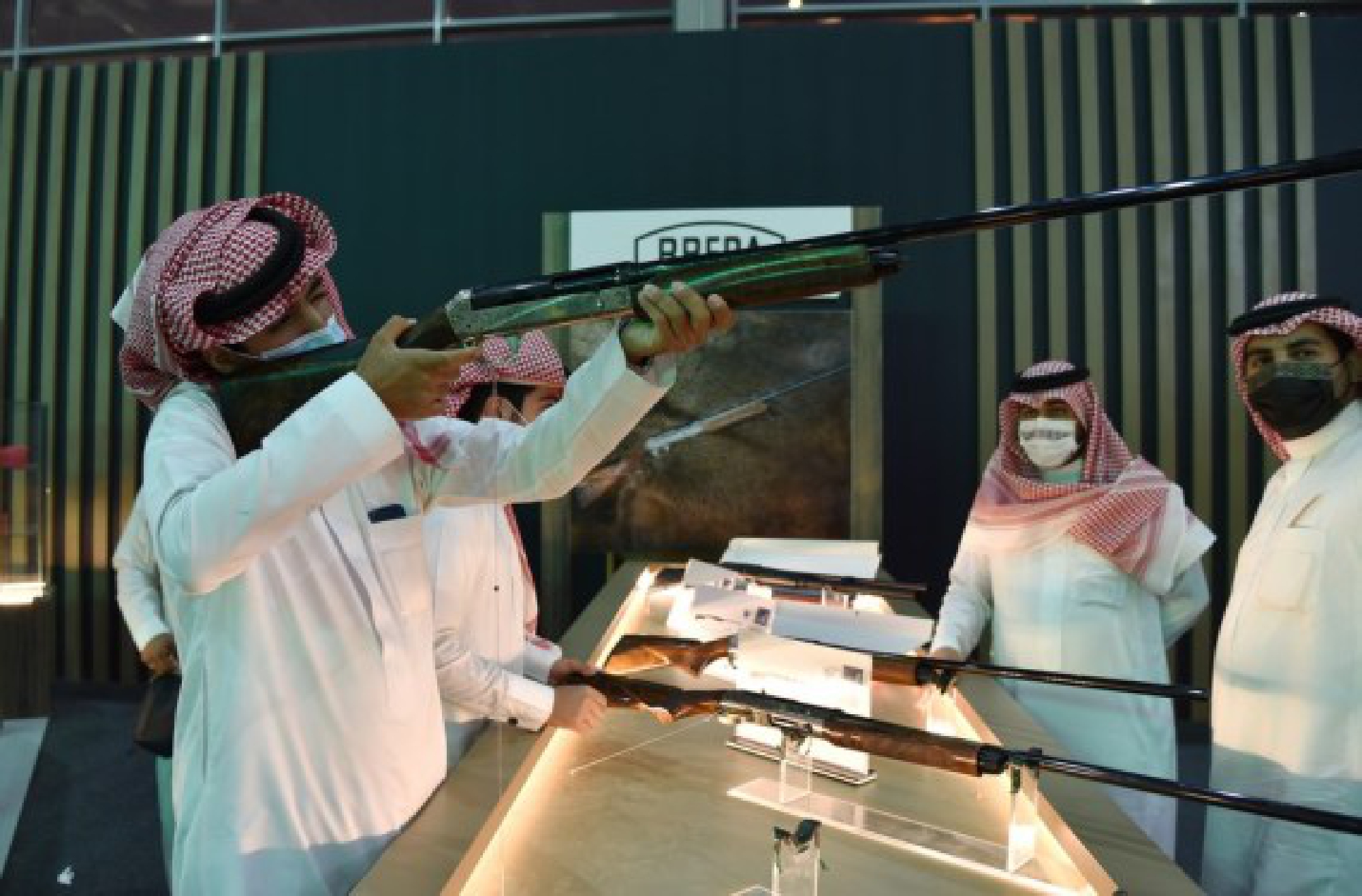 Photo taken on Oct. 5, 2021 shows a Saudi visitor handled a shotgun for trying at the hunting exhibition, in the headquarters of the Saudi Falcon Club in Mulham, north of Riyadh, Saudi Arabia. (Xinhua/Wang Haizhou)