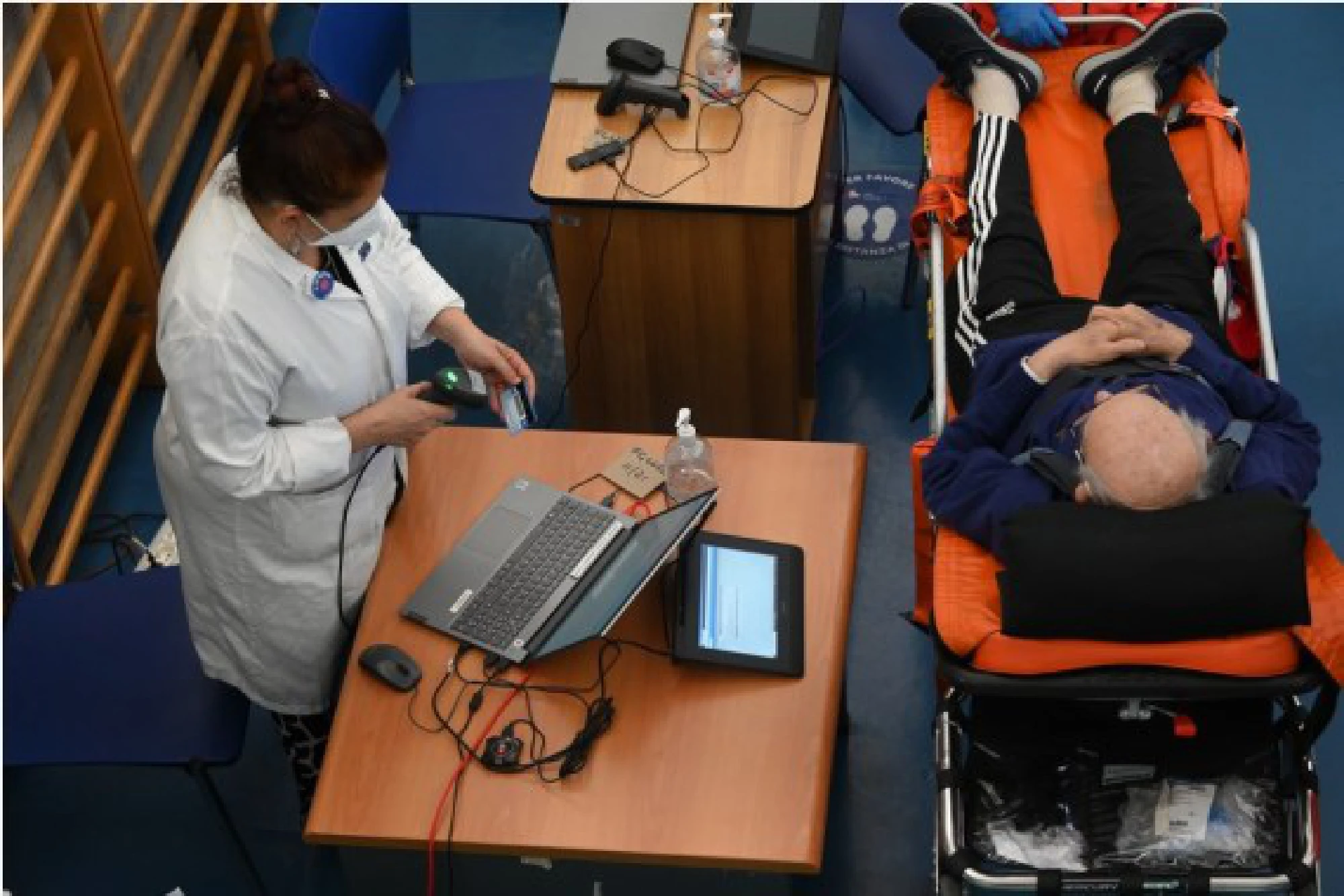  A medical worker registers for a recipient who will receive the booster COVID-19 vaccine at Santo Spirito hospital in Rome, Italy, Sept. 21, 2021.   (Photo by Alberto Lingria/Xinhua)