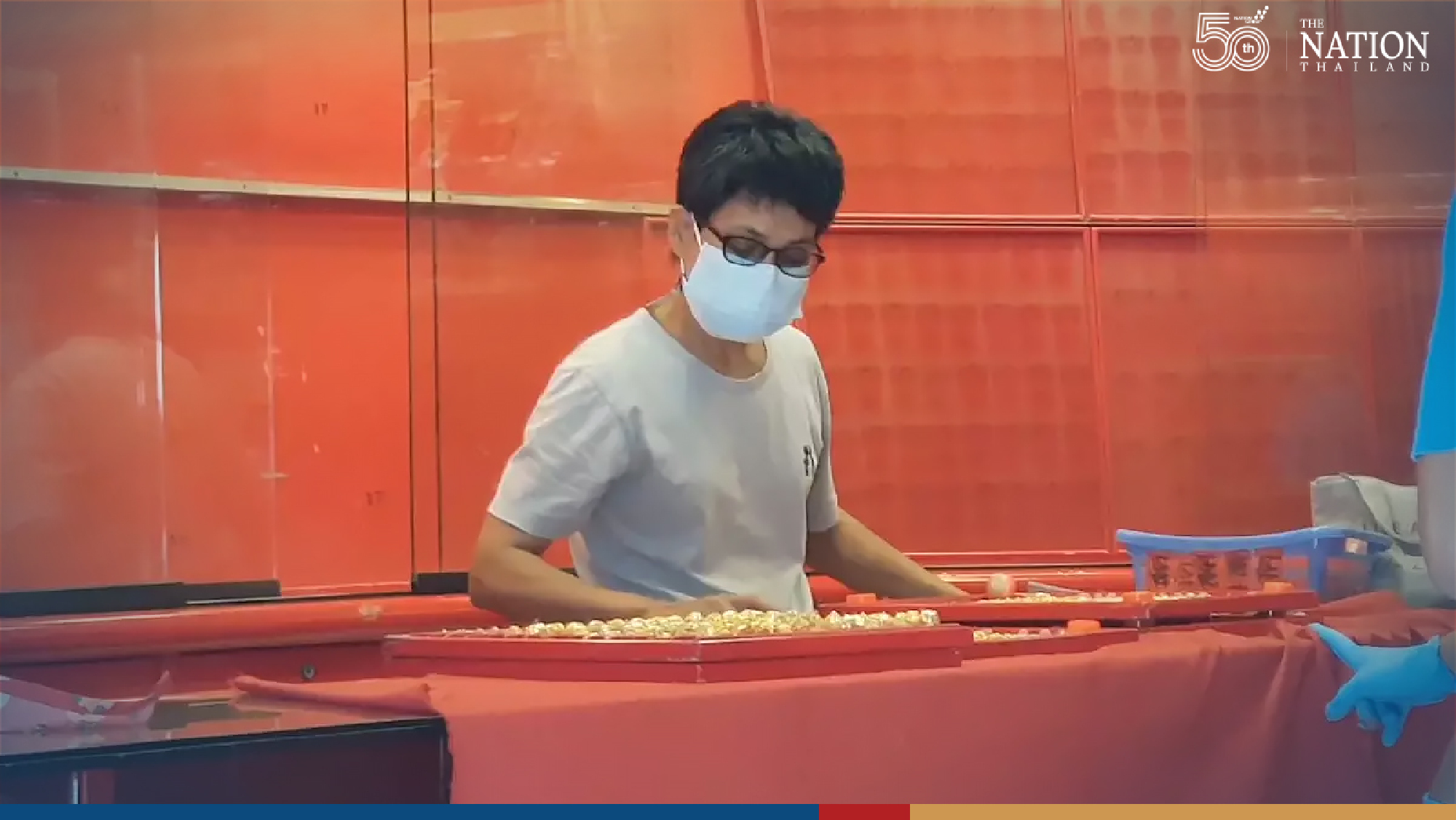 Artful thief enters store through roof, disappears with THB10 million in gold