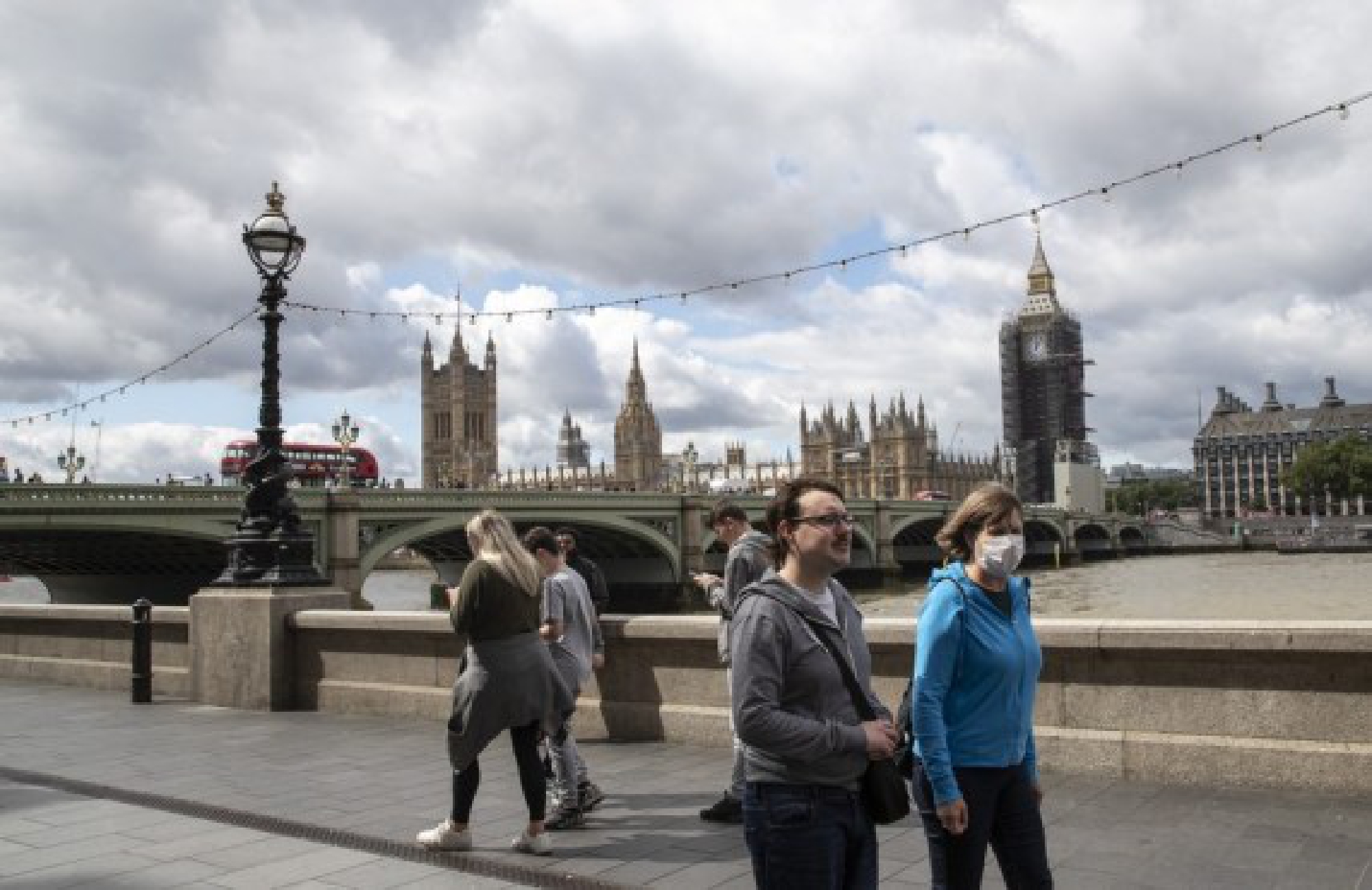 People walk by the River Thames in London, Britain, on Aug. 18, 2021. (Xinhua/Han Yan)