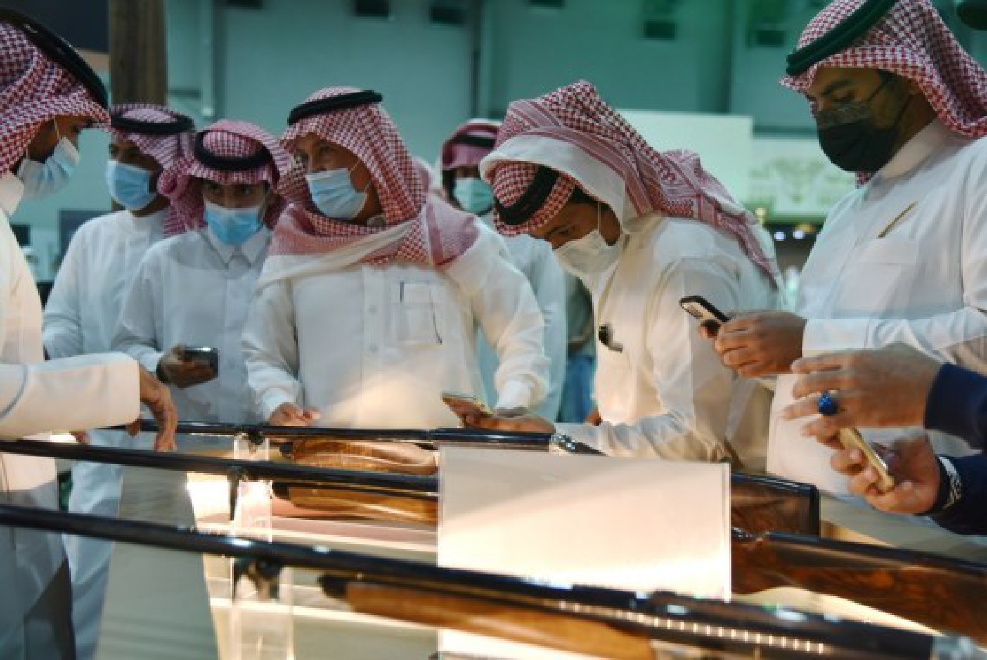Photo taken on Oct. 5, 2021 shows Saudi visitors picked guns at the hunting exhibition, in the headquarters of the Saudi Falcon Club in Mulham, north of Riyadh, Saudi Arabia. (Xinhua/Wang Haizhou)