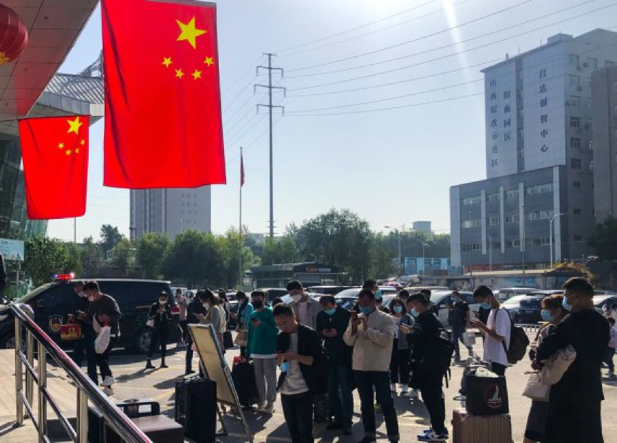 Passengers scan QR codes before entering the Taiyuan East Coach Station in Taiyuan, north China's Shanxi Province, Oct. 1, 2021. (Xinhua/Chai Ting)