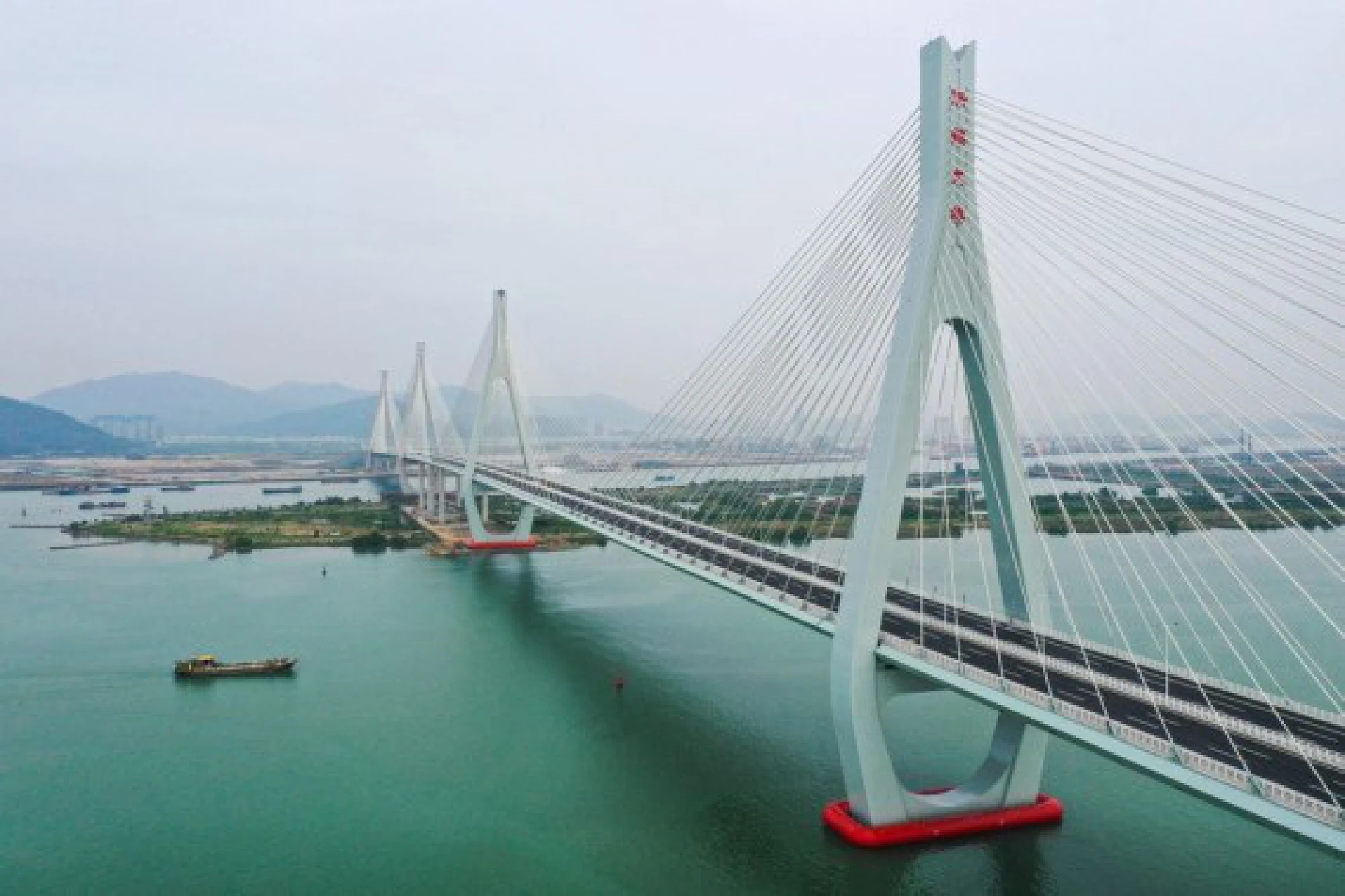 Aerial photo taken on Dec. 9, 2020 shows a view of Honghe Bridge of Hezhou-Gaolan Port Highway on the Pearl River estuary in south China's Guangdong Province. (Xinhua/Liu Dawei)
