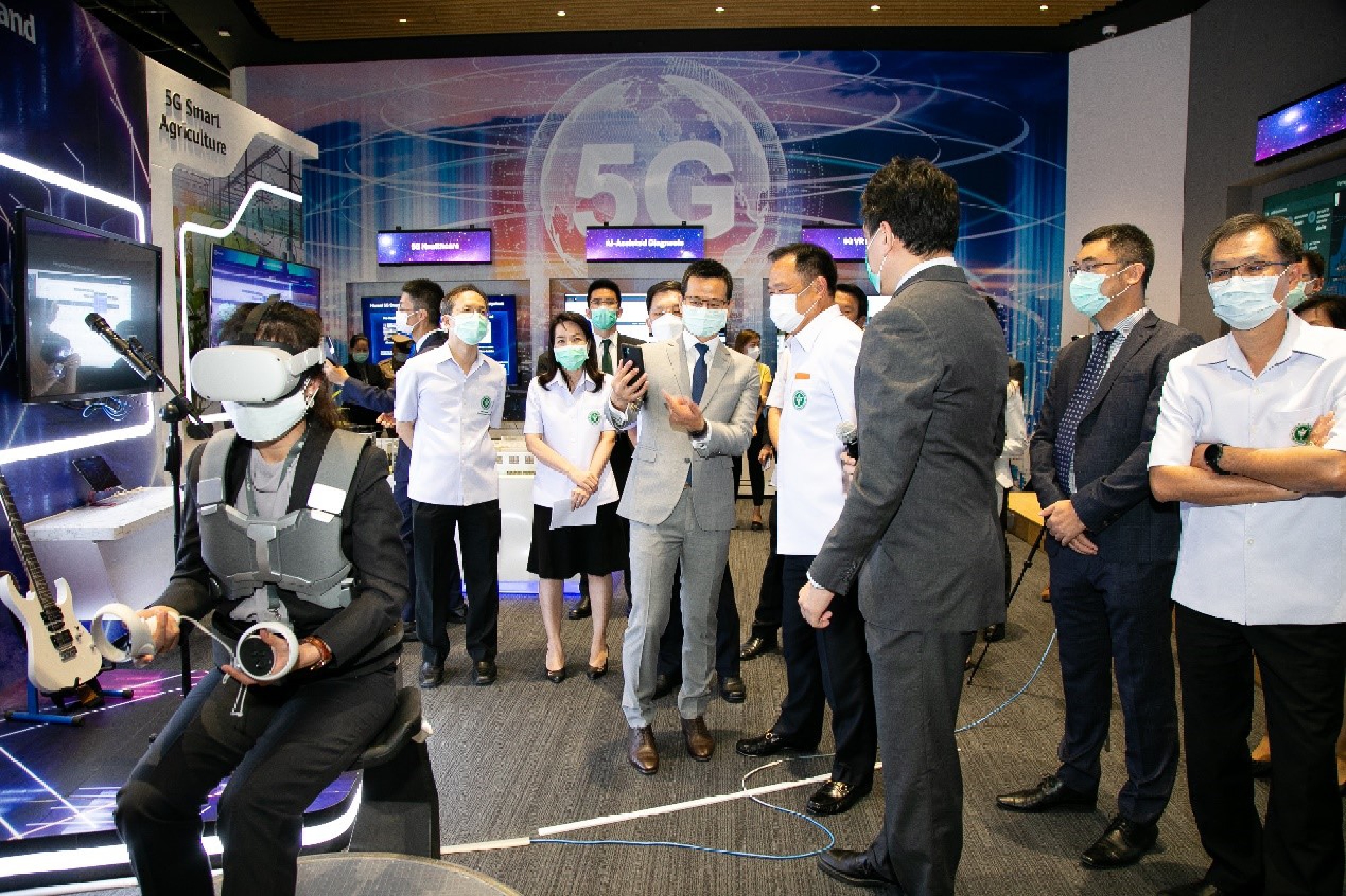 Mr. Anutin Visited Huawei Thailand Office