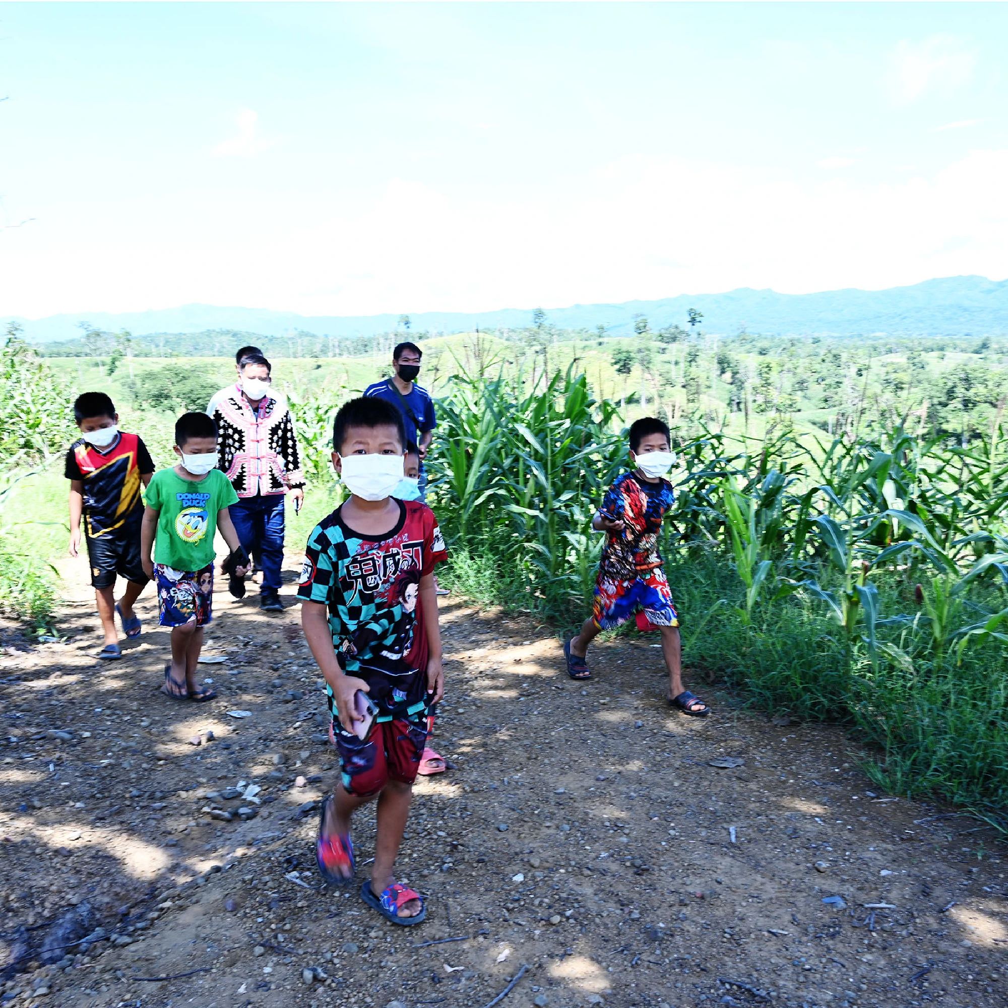 DTAC breaks isolation of village in Lampang