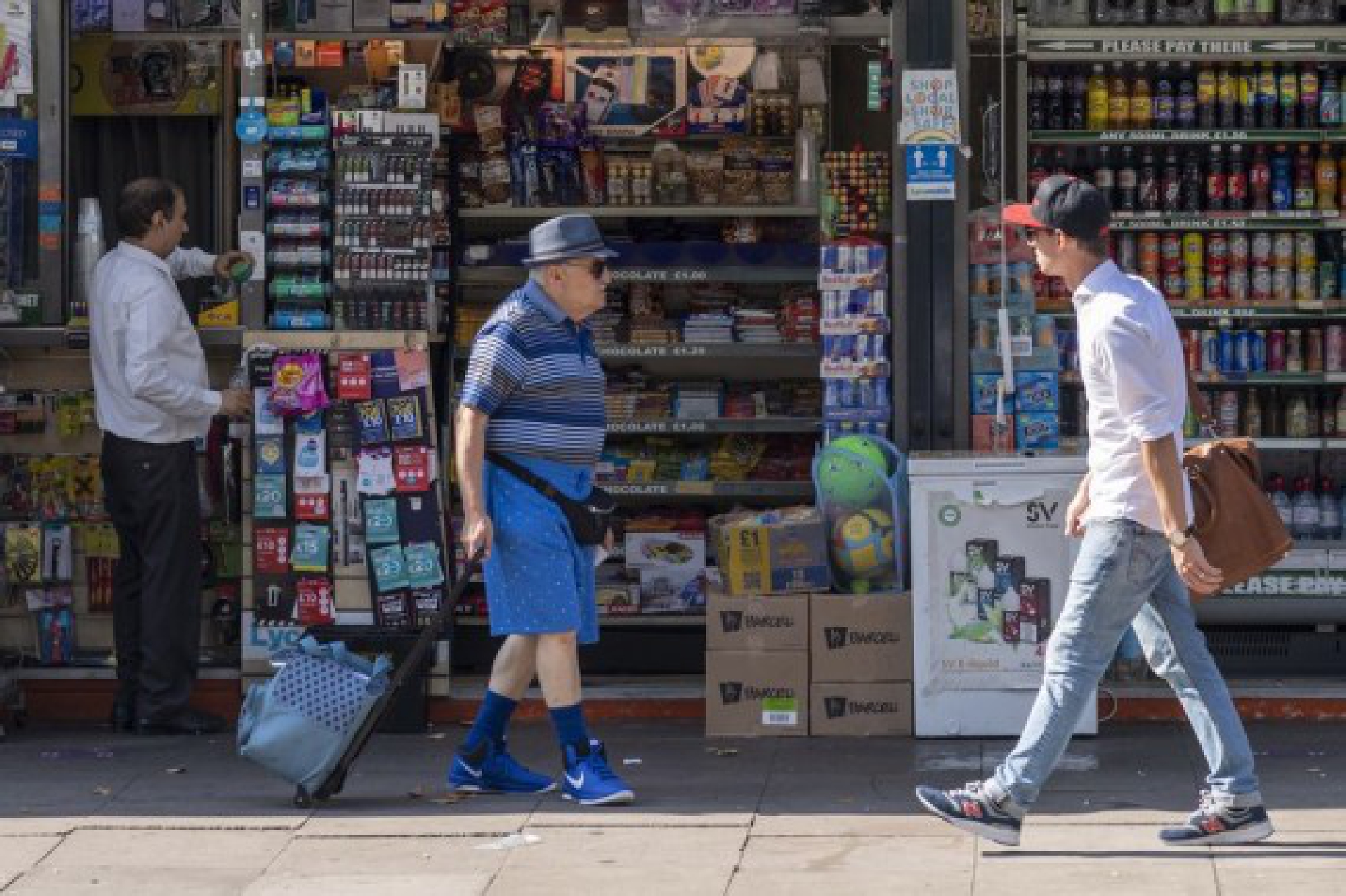  People walk past a kiosk in London, Britain, on Sept. 7, 2021. (Photo by Ray Tang/Xinhua)