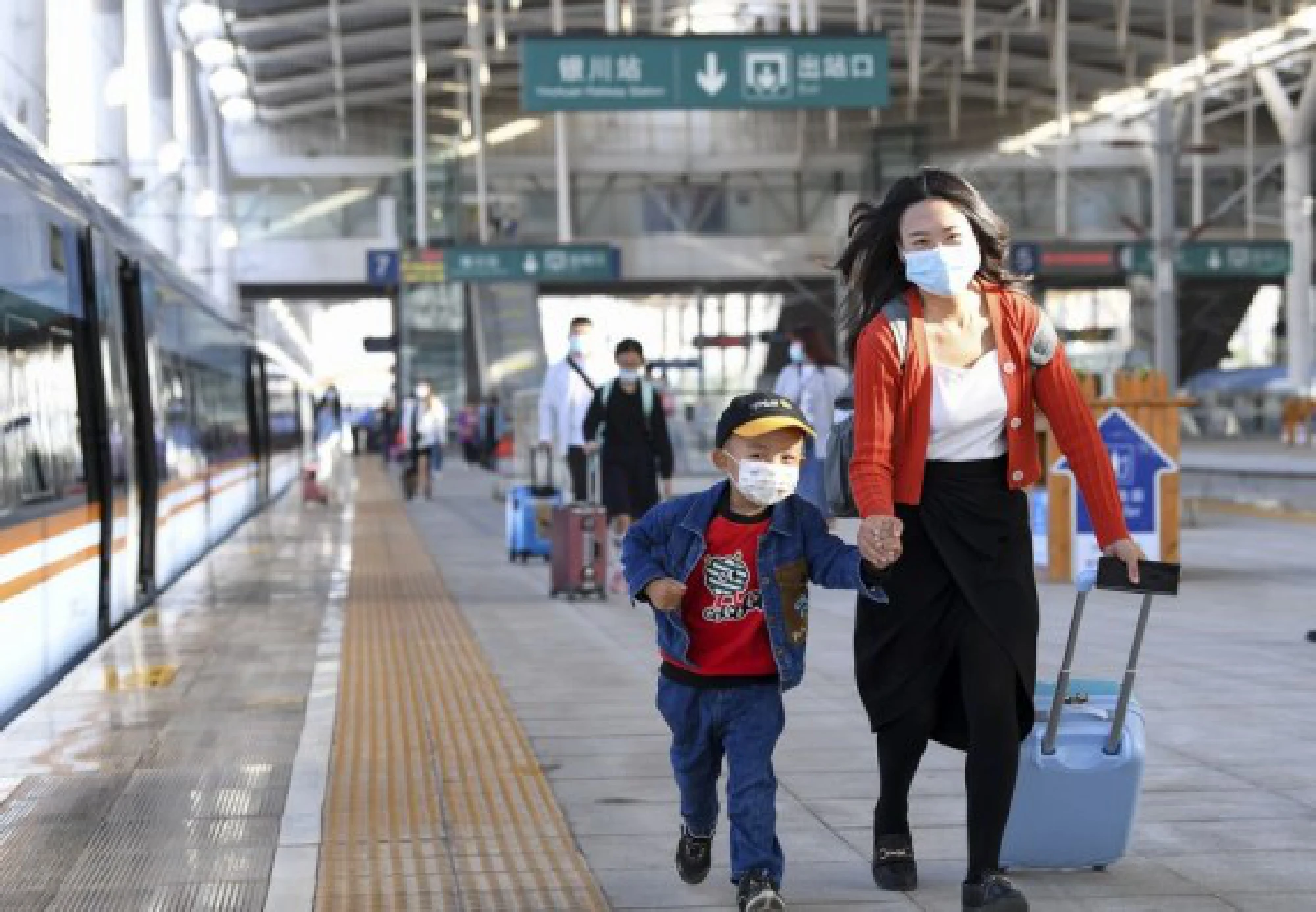 Passengers are seen at the Yinchuan Railway Station in Yinchuan, northwest China's Ningxia Hui Autonomous Region, Oct. 1, 2021. (Xinhua/Feng Kaihua)