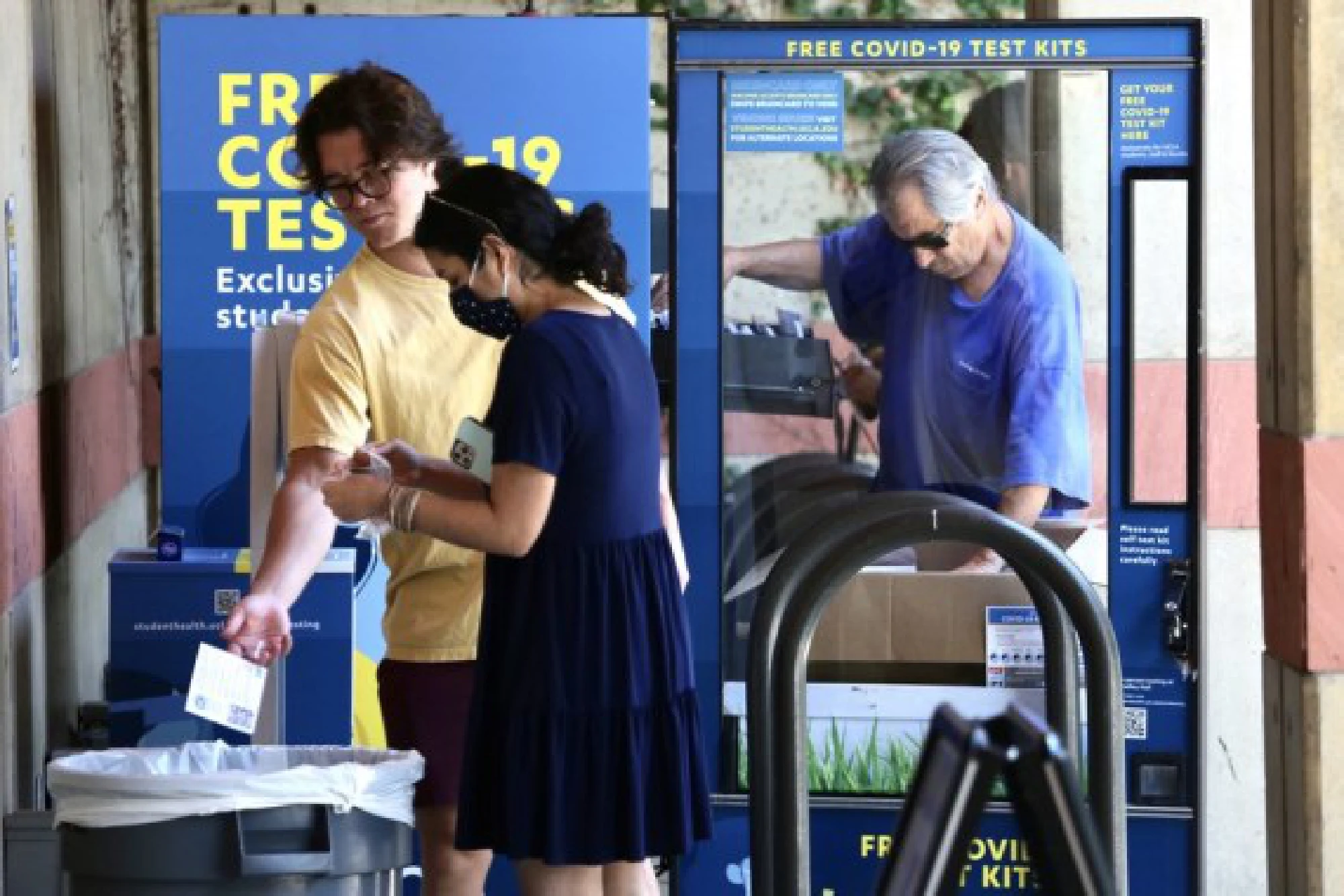 Students are seen at a COVID-19 self-testing station on campus of the University of California, Los Angeles (UCLA), in Los Angeles, the United States, Sept. 23, 2021.(Xinhua)