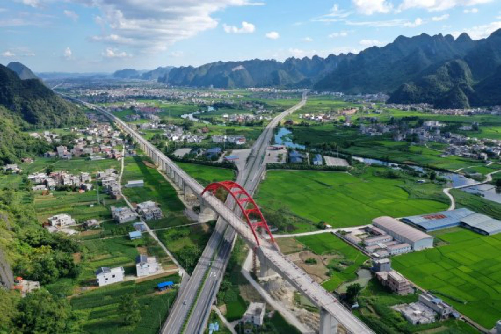 Aerial photo taken on Aug. 31, 2021 shows a high-speed railway under construction and an expressway in Gaoling Township of Du'an Yao Autonomous County, south China's Guangxi Zhuang Autonomous Region. (Xinhua/Lu Boan)
