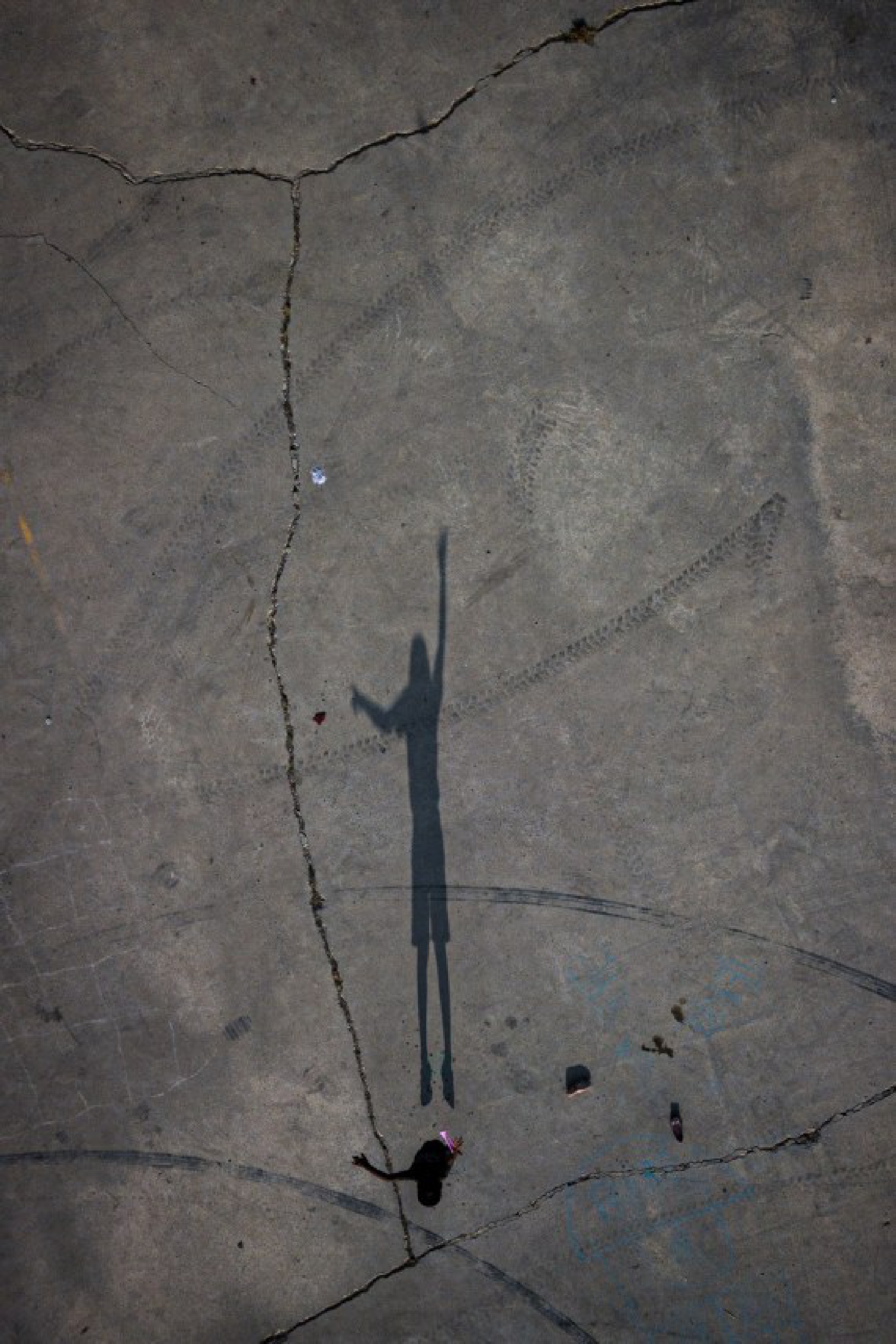Aerial photo taken on Sept. 29, 2021 shows a migrant kid playing at a shelter in Ciudad Acuna, Coahuila, Mexico. Hundreds of migrants still stranded in the Mexican border city of Ciudad Acuna. (Xinhua/Xin Yuewei)