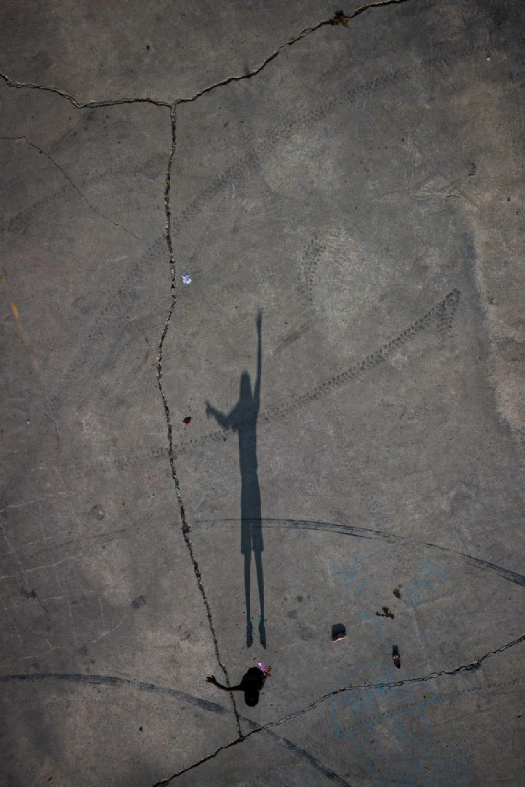 Aerial photo taken on Sept. 29, 2021 shows a migrant kid playing at a shelter in Ciudad Acuna, Coahuila, Mexico. Hundreds of migrants still stranded in the Mexican border city of Ciudad Acuna. (Xinhua/Xin Yuewei)