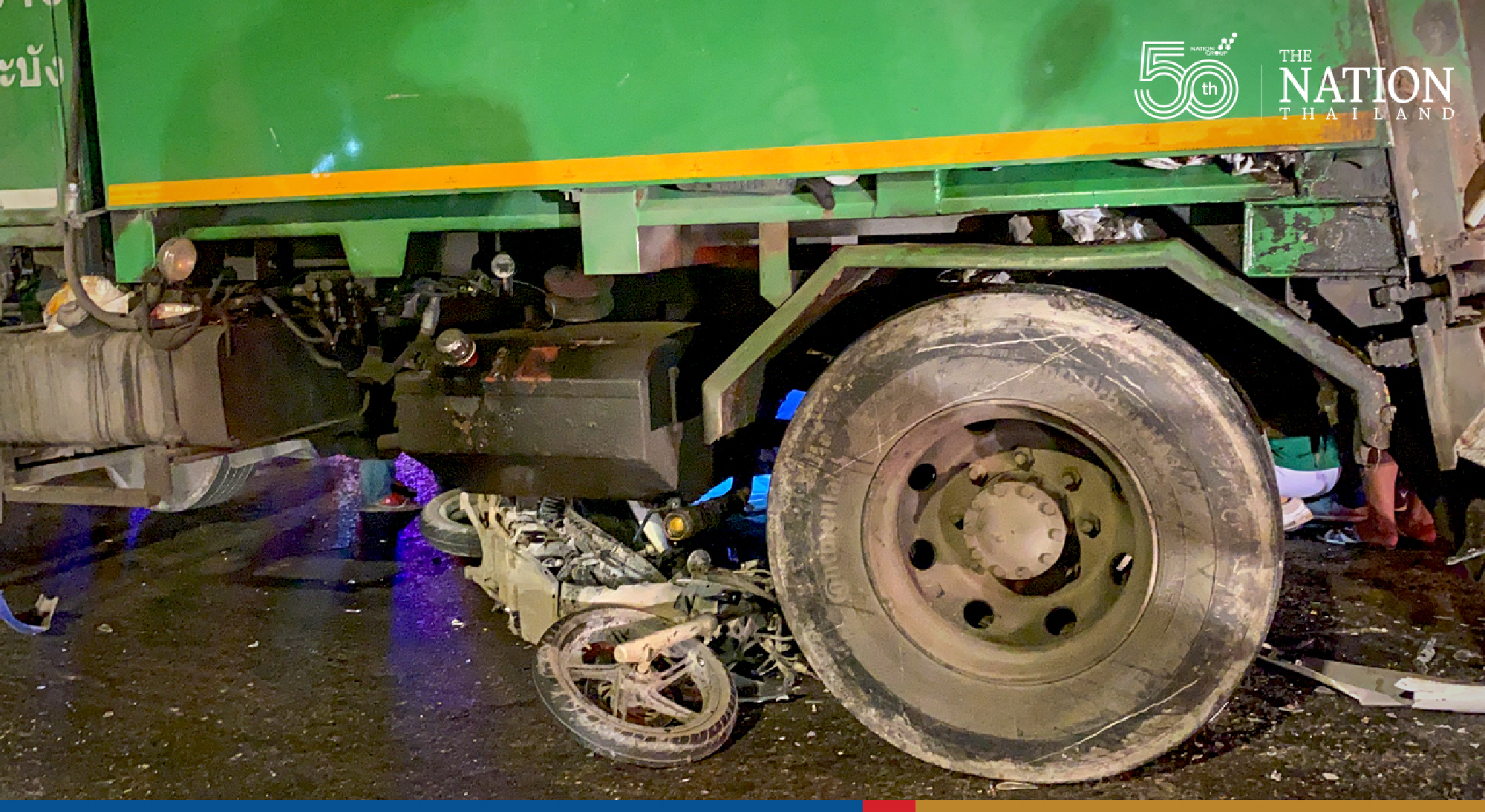 Motorcyclists aged 36 and 12 with drugs die after running red light, hitting truck