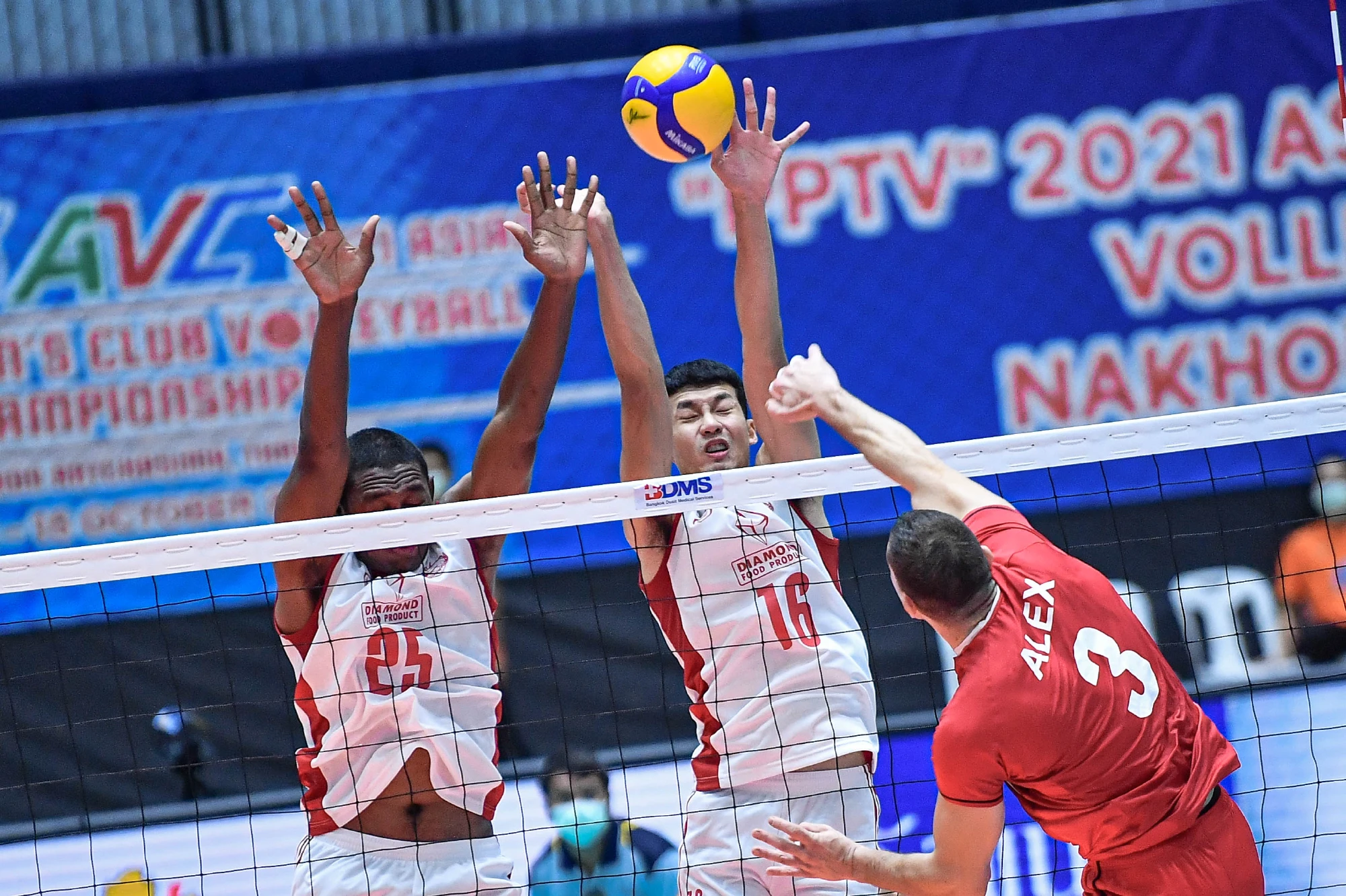 The rhythm was with the Iranians in the third set when they gained the upper hand to lead with a three-point clear at 8-5. Diamond Food regained their composure and hit back bravely and their intention was fruitful when they set an early pace 16-12. The Thais continued their dazzling form to foil the rivals' attempts and win the thrilling set 25-23.  After winning one set, Diamond Food remained on red-hot form to stay in front 7-4 before the Iranian players roared back to reduce the margin 10-11. From then, both sides poured everything to win the set, but Srijan Foulad Iranian held firm to catch the Thais at 24-all and stormed on to grab back-to-back points for the set win 25-23.  Shahrooz Homayonfarmanesh chipped in with 19 points including 15 attacks and 2 blocks for Sirjan Foulad Iranian, while Serbian Aleksandar Blagojevic contributed 17 points including 12 attack hits. Kantapat Koonmee scored 25 points on Diamond Food's losing effort.  Sirjan Foulad Iranian completed their preliminary round with 12 points from four wins in succession to top Pool B and will next take on Nakhon Ratchasima QminC VC, which finished second in Pool A, in the cross semifinals on Thursday, while Diamond Food did not make the cut for the semifinals and look quite certain of being relegated to classification for 5th-8th places.