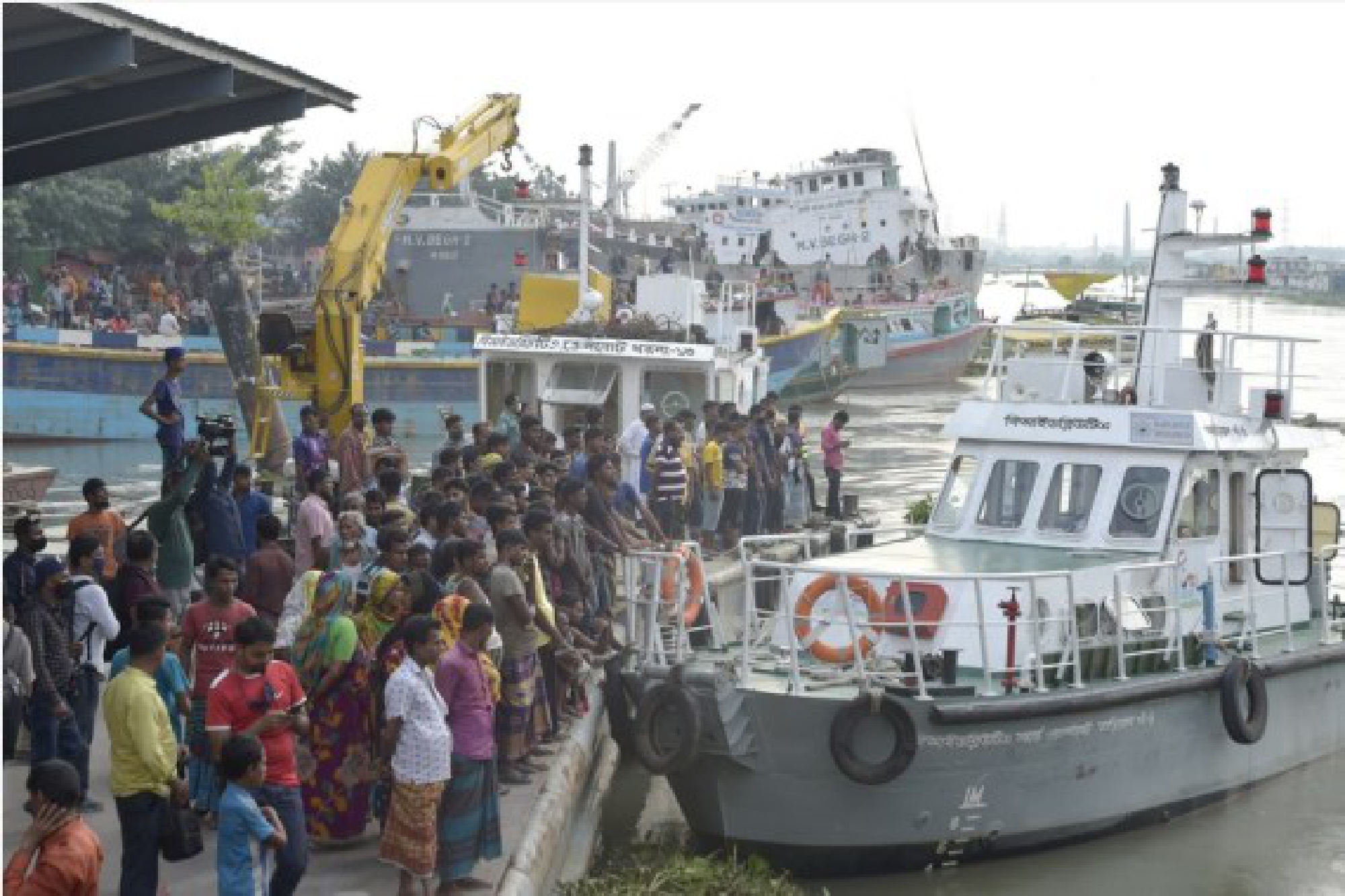 Rescuers retrieve bodies of victims following a boat accident in Savar on the outskirts of Dhaka, Bangladesh, Oct. 9, 2021. (Xinhua)