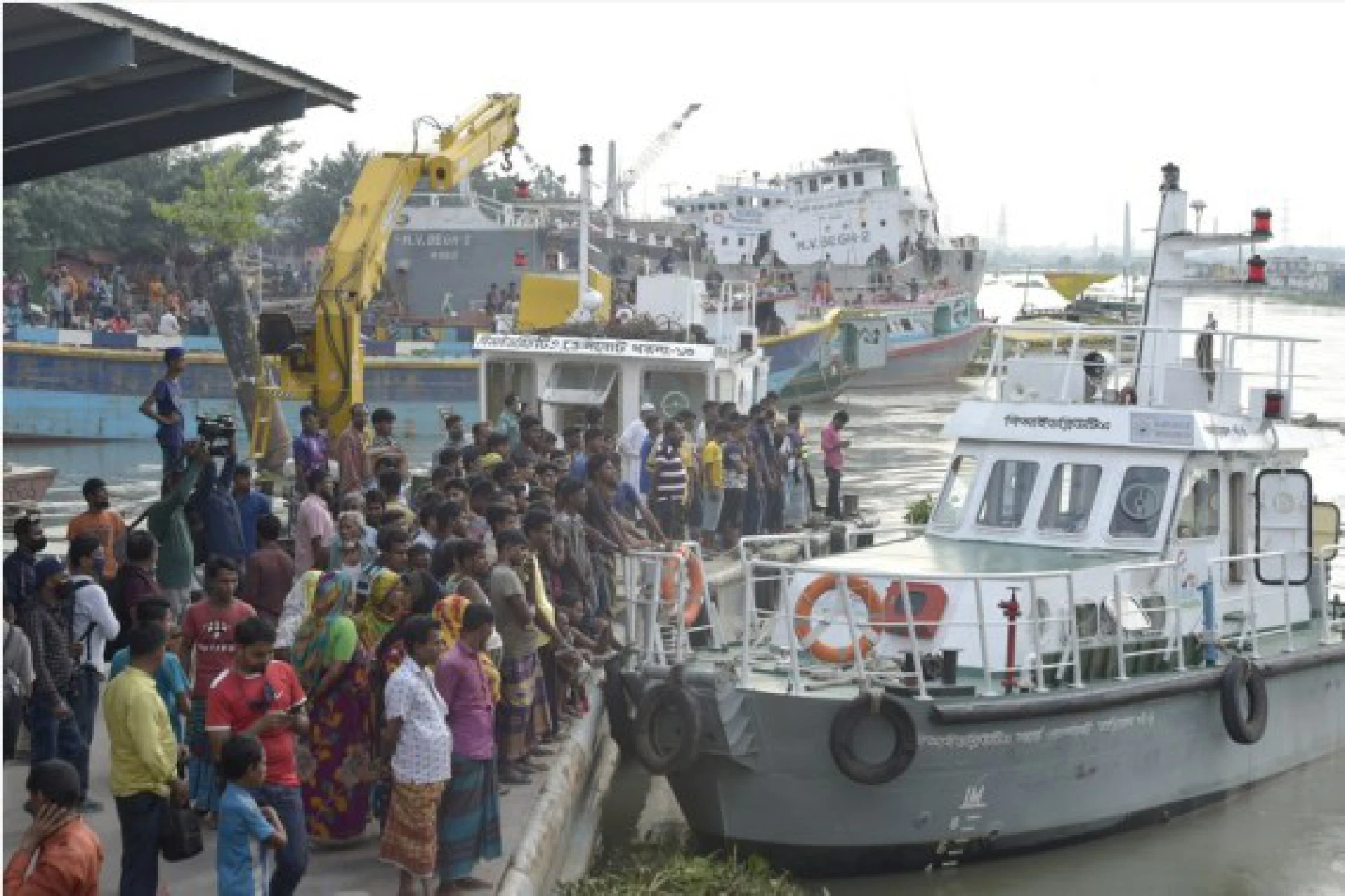 Rescuers retrieve bodies of victims following a boat accident in Savar on the outskirts of Dhaka, Bangladesh, Oct. 9, 2021. (Xinhua)