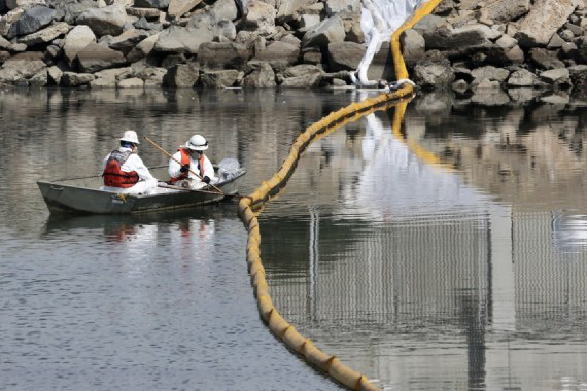 Workers collect oil from the sea water at Huntington Beach, Orange County, California, the United States, Oct. 4, 2021. (Xinhua)