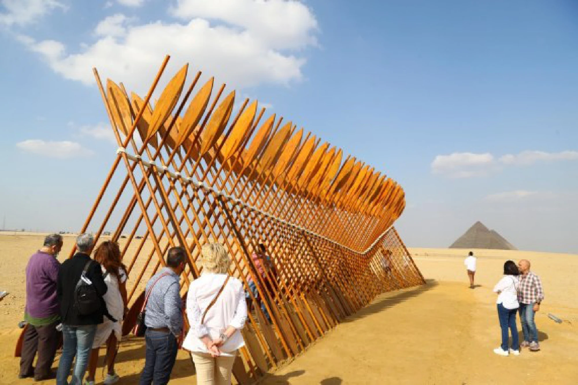 Visitors view Egyptian artist Moataz Nasr's work &quot;Barzakh&quot; during an international art exhibition in Giza, Egypt, on Oct. 21, 2021. (Xinhua/Ahmed Gomaa)