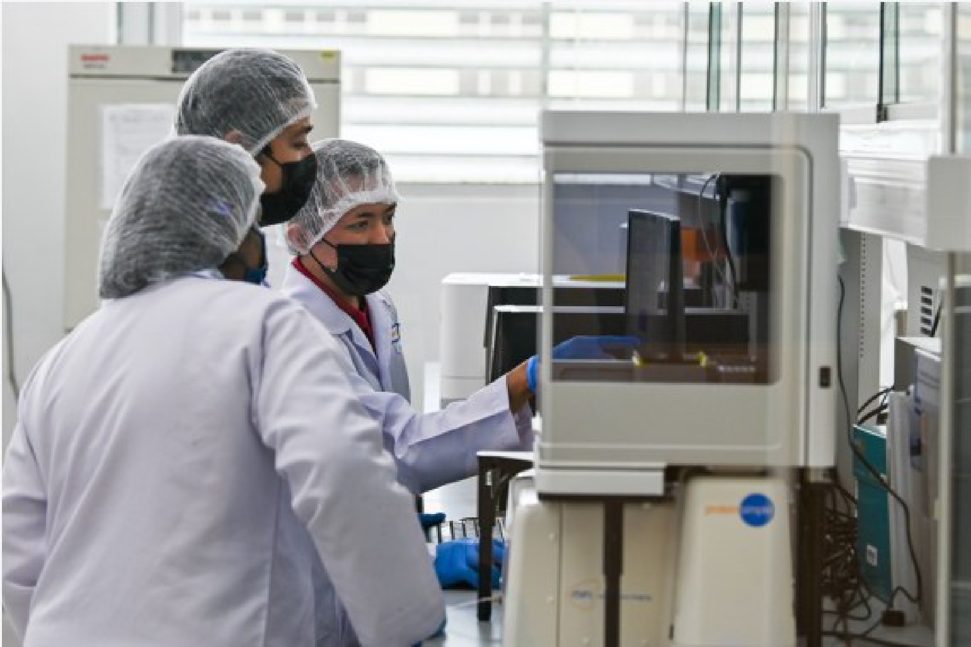 Technicians work in a lab for the fill and finish operation for Sinovac vaccines at Malaysian pharmaceutical company Pharmaniaga Life Sciences (PLS) on the outskirts of Kuala Lumpur, Malaysia, Oct. 5, 2021. (Xinhua/Zhu Wei)