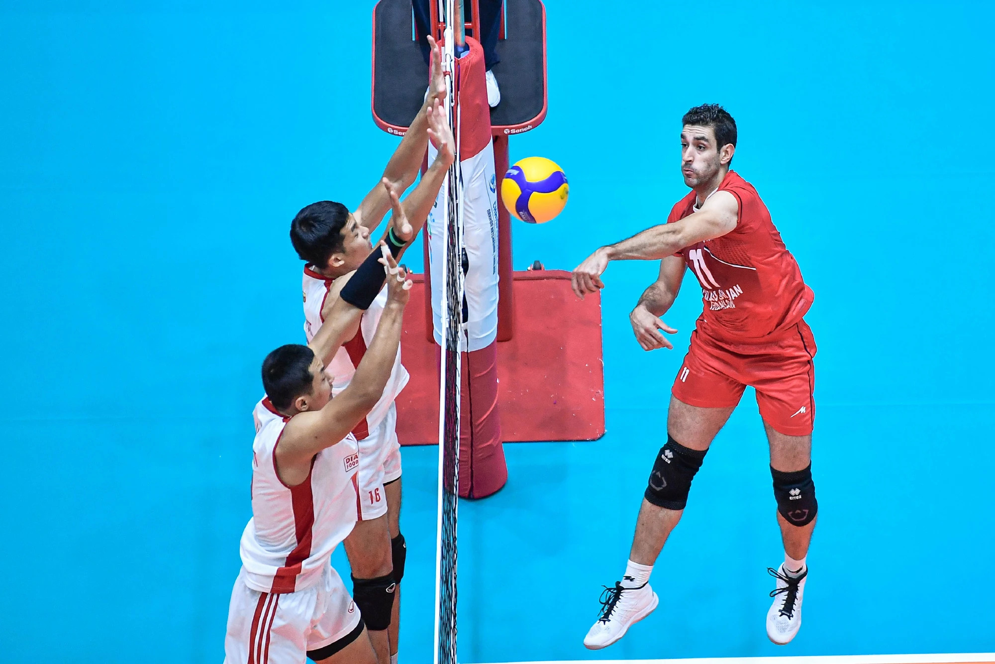 The rhythm was with the Iranians in the third set when they gained the upper hand to lead with a three-point clear at 8-5. Diamond Food regained their composure and hit back bravely and their intention was fruitful when they set an early pace 16-12. The Thais continued their dazzling form to foil the rivals' attempts and win the thrilling set 25-23.  After winning one set, Diamond Food remained on red-hot form to stay in front 7-4 before the Iranian players roared back to reduce the margin 10-11. From then, both sides poured everything to win the set, but Srijan Foulad Iranian held firm to catch the Thais at 24-all and stormed on to grab back-to-back points for the set win 25-23.  Shahrooz Homayonfarmanesh chipped in with 19 points including 15 attacks and 2 blocks for Sirjan Foulad Iranian, while Serbian Aleksandar Blagojevic contributed 17 points including 12 attack hits. Kantapat Koonmee scored 25 points on Diamond Food's losing effort.  Sirjan Foulad Iranian completed their preliminary round with 12 points from four wins in succession to top Pool B and will next take on Nakhon Ratchasima QminC VC, which finished second in Pool A, in the cross semifinals on Thursday, while Diamond Food did not make the cut for the semifinals and look quite certain of being relegated to classification for 5th-8th places.