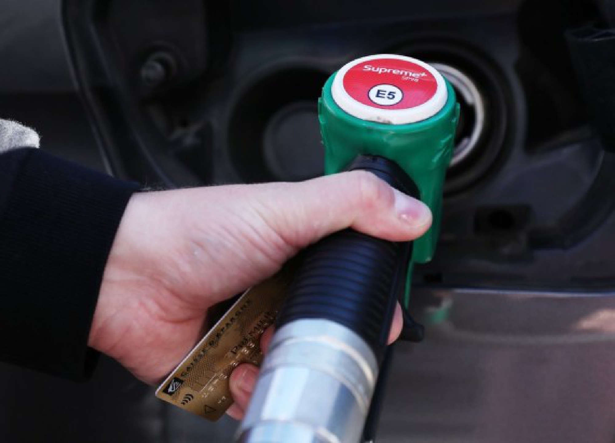 A customer fills the tank of his car at a gas station in Paris, France, Oct. 22, 2021.  (Xinhua/Gao Jing)