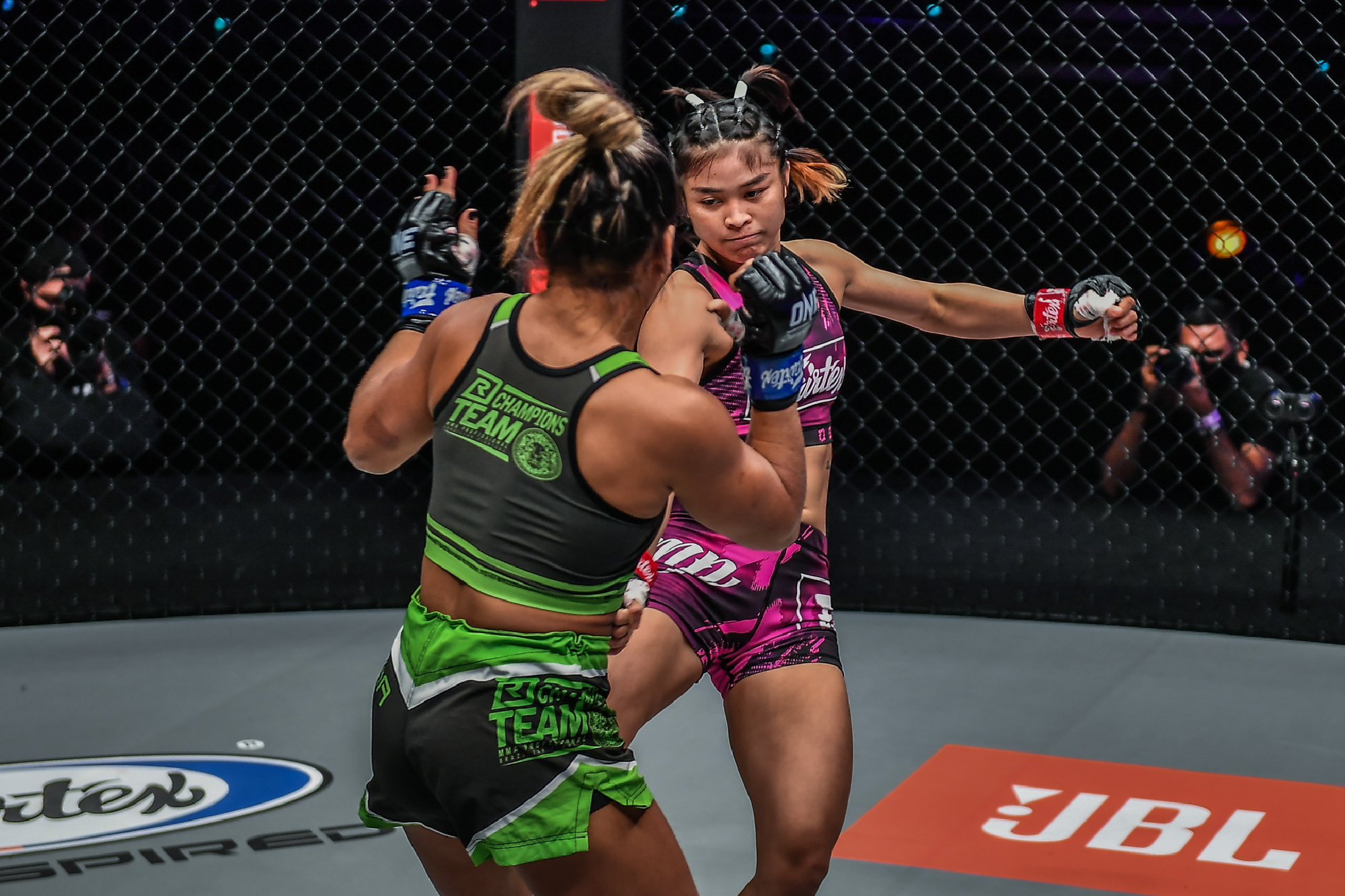 Stamp Fairtex def. Julie Mezabarba via Unanimous Decision