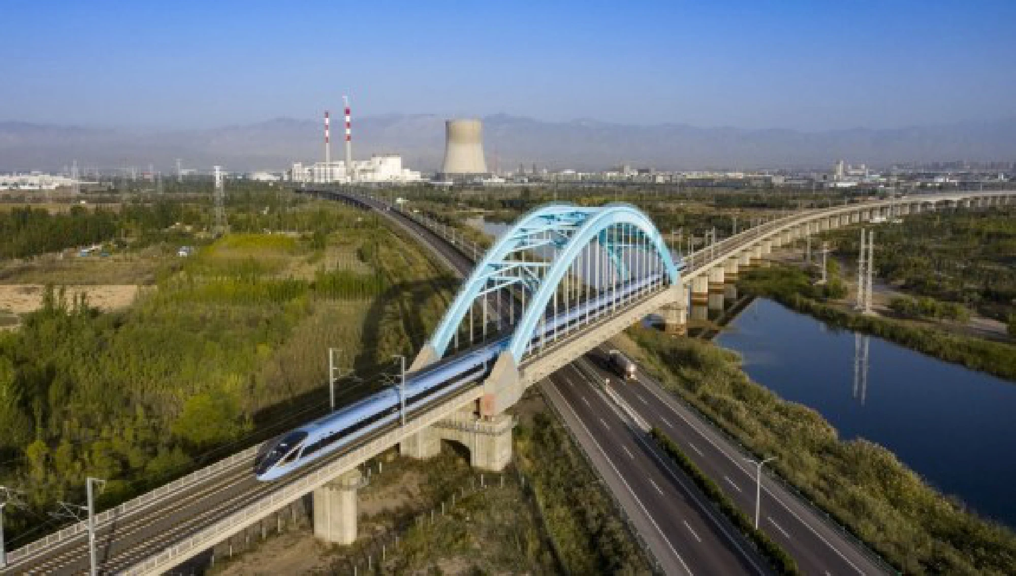 Aerial photo taken on Oct. 1, 2021 shows a high-speech train running on the Yinchuan-Xi'an high-speed railway in Yinchuan, northwest China's Ningxia Hui Autonomous Region. (Xinhua/Feng Kaihua)
