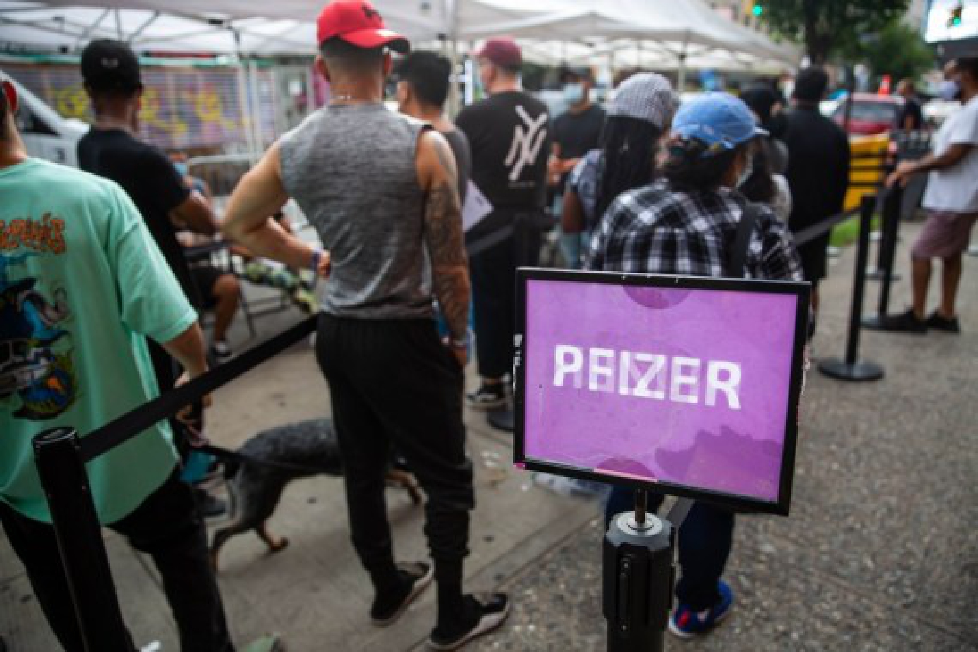 People wait in line to receive the Pfizer/BioNTech COVID-19 vaccine at a mobile vaccine clinic in the Brooklyn borough of New York, United States, Aug. 23, 2021. (Photo by Michael Nagle/Xinhua)