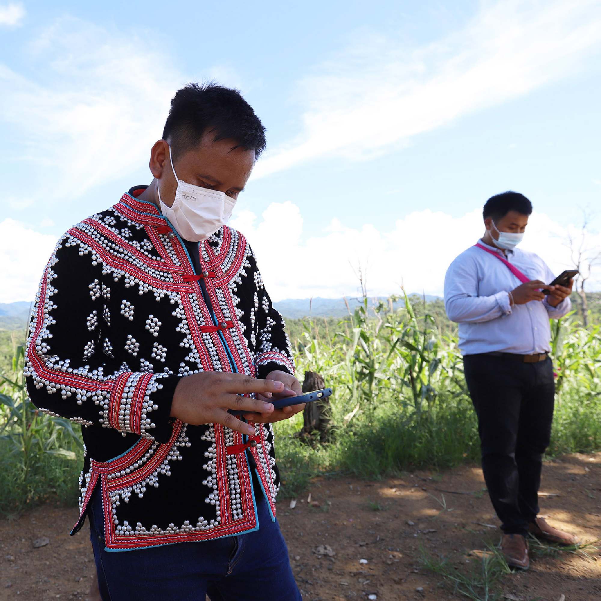 DTAC breaks isolation of village in Lampang