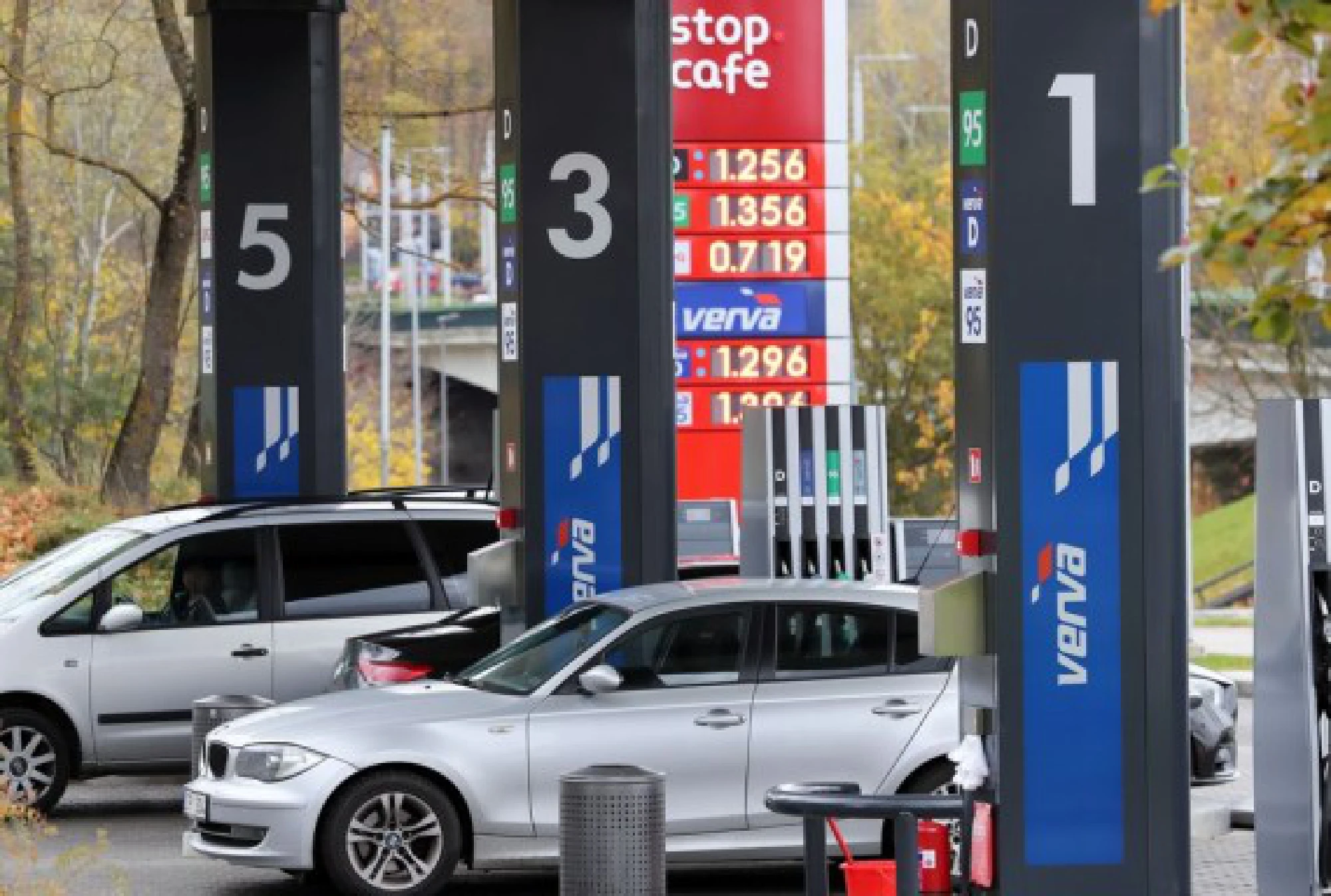  A gas station is seen in downtown Vilnius, Lithuania, Oct. 16, 2021.  (Xinhua/Xue Dongmei)
