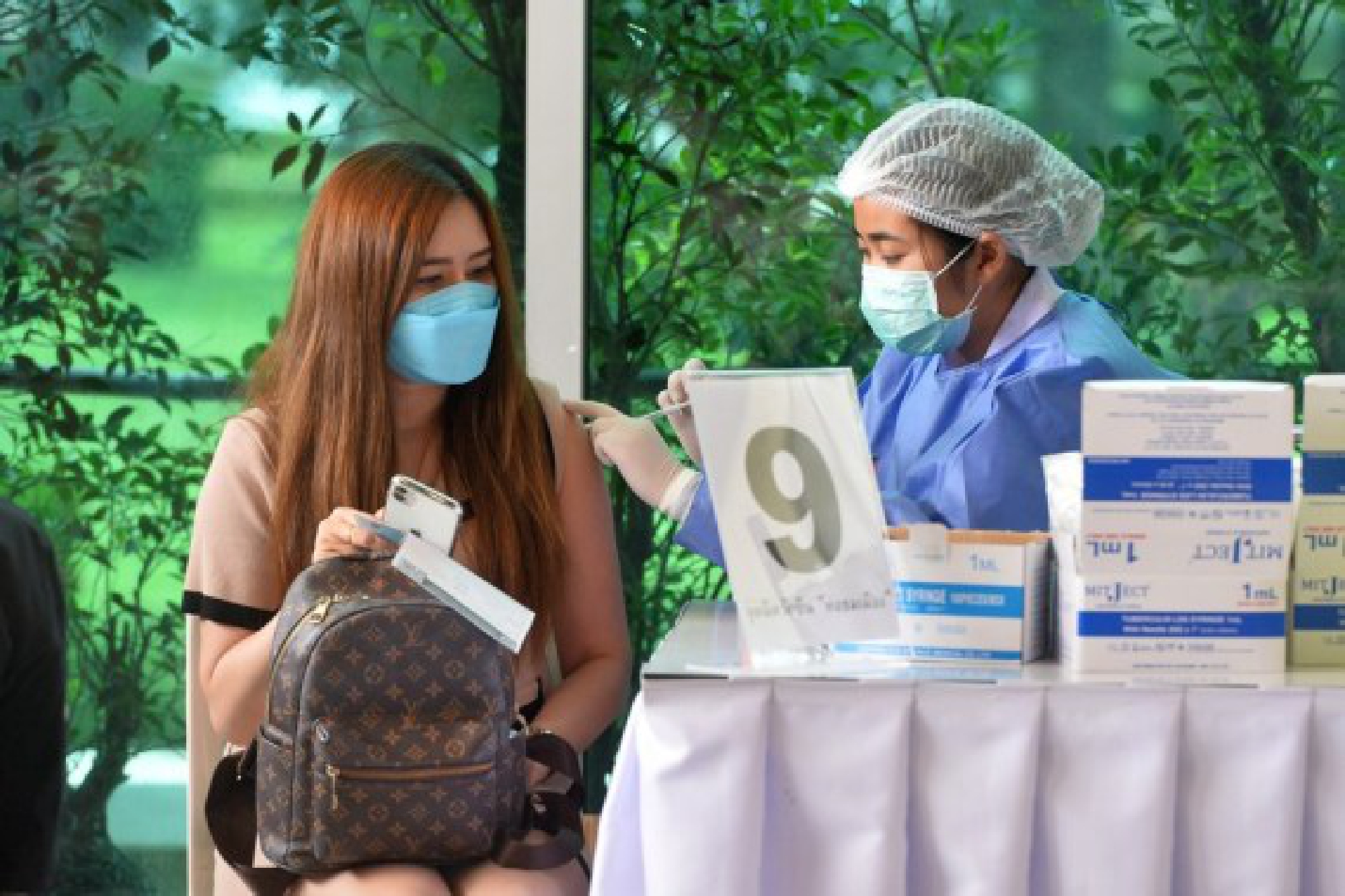 A citizen receives a dose of COVID-19 vaccine in Bangkok, Thailand, Sept. 29, 2021. (Xinhua/Rachen Sageamsak)