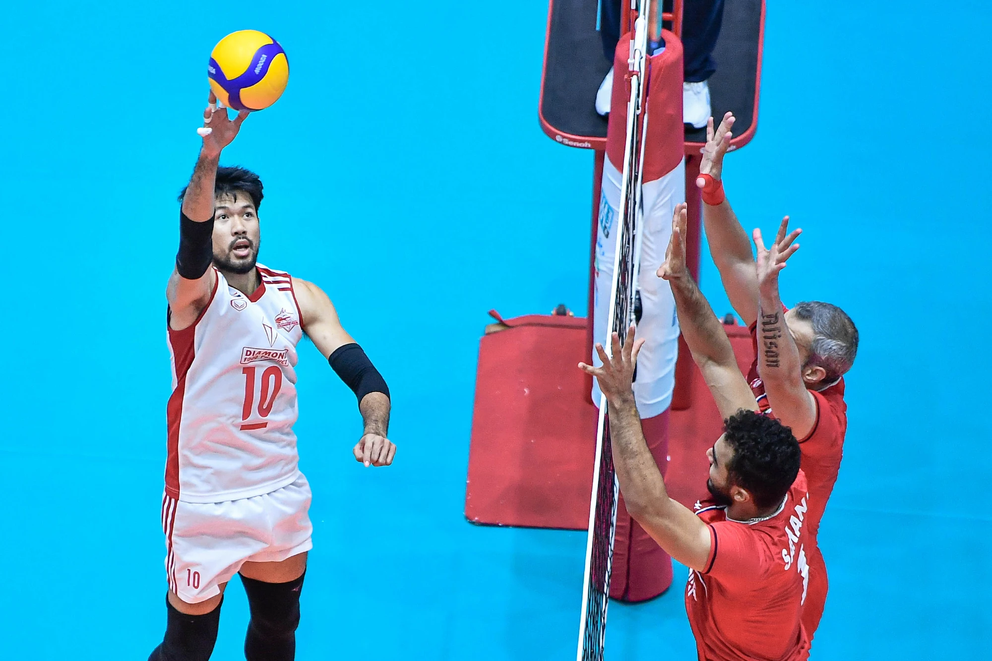 The rhythm was with the Iranians in the third set when they gained the upper hand to lead with a three-point clear at 8-5. Diamond Food regained their composure and hit back bravely and their intention was fruitful when they set an early pace 16-12. The Thais continued their dazzling form to foil the rivals' attempts and win the thrilling set 25-23.  After winning one set, Diamond Food remained on red-hot form to stay in front 7-4 before the Iranian players roared back to reduce the margin 10-11. From then, both sides poured everything to win the set, but Srijan Foulad Iranian held firm to catch the Thais at 24-all and stormed on to grab back-to-back points for the set win 25-23.  Shahrooz Homayonfarmanesh chipped in with 19 points including 15 attacks and 2 blocks for Sirjan Foulad Iranian, while Serbian Aleksandar Blagojevic contributed 17 points including 12 attack hits. Kantapat Koonmee scored 25 points on Diamond Food's losing effort.  Sirjan Foulad Iranian completed their preliminary round with 12 points from four wins in succession to top Pool B and will next take on Nakhon Ratchasima QminC VC, which finished second in Pool A, in the cross semifinals on Thursday, while Diamond Food did not make the cut for the semifinals and look quite certain of being relegated to classification for 5th-8th places.
