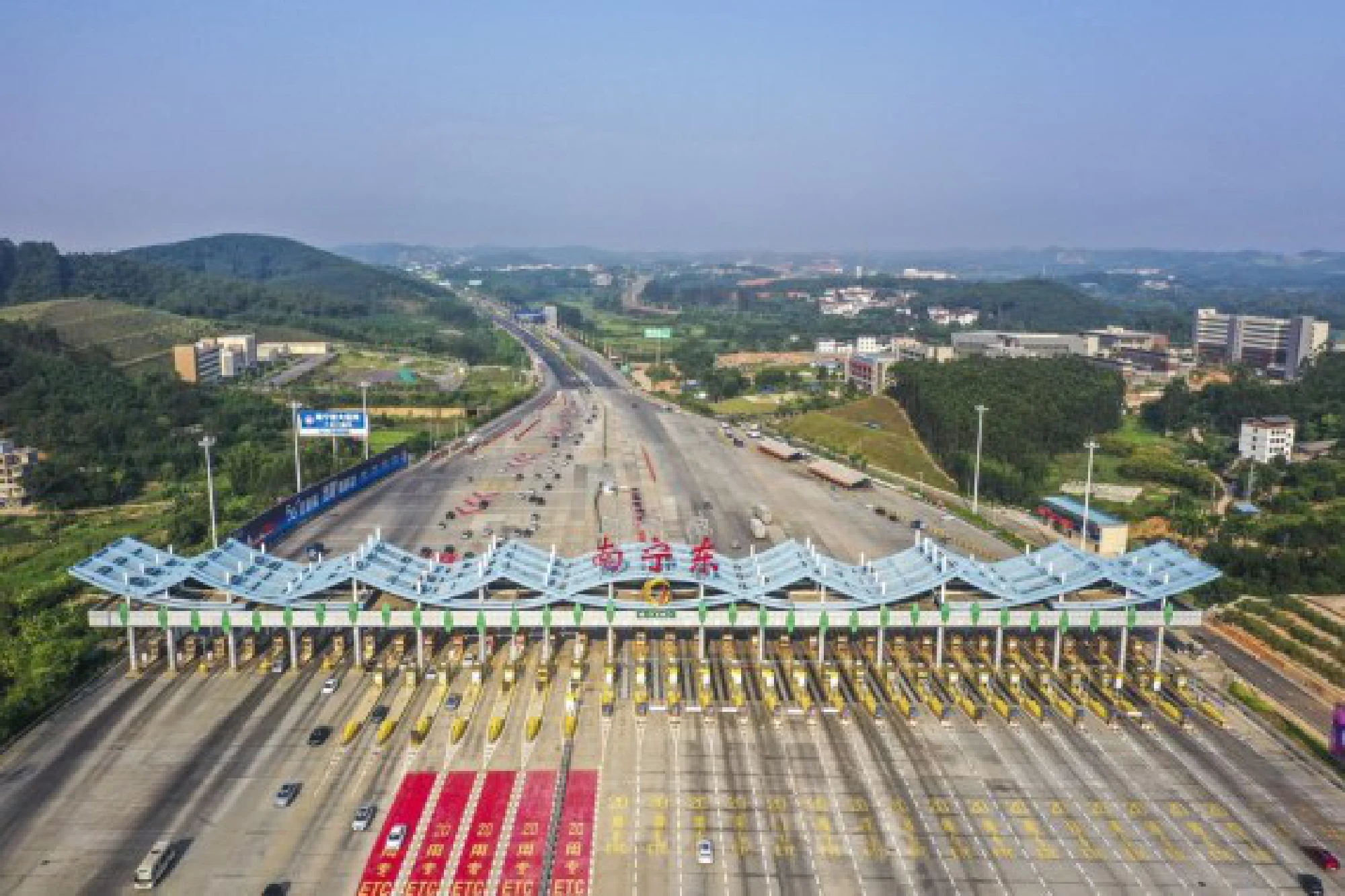  Aerial photo taken on Oct. 1, 2021 shows vehicles at Nanning east toll station on the outskirts of Nanning, south China's Guangxi Zhuang Autonomous Region. (Xinhua/Cao Yiming)
