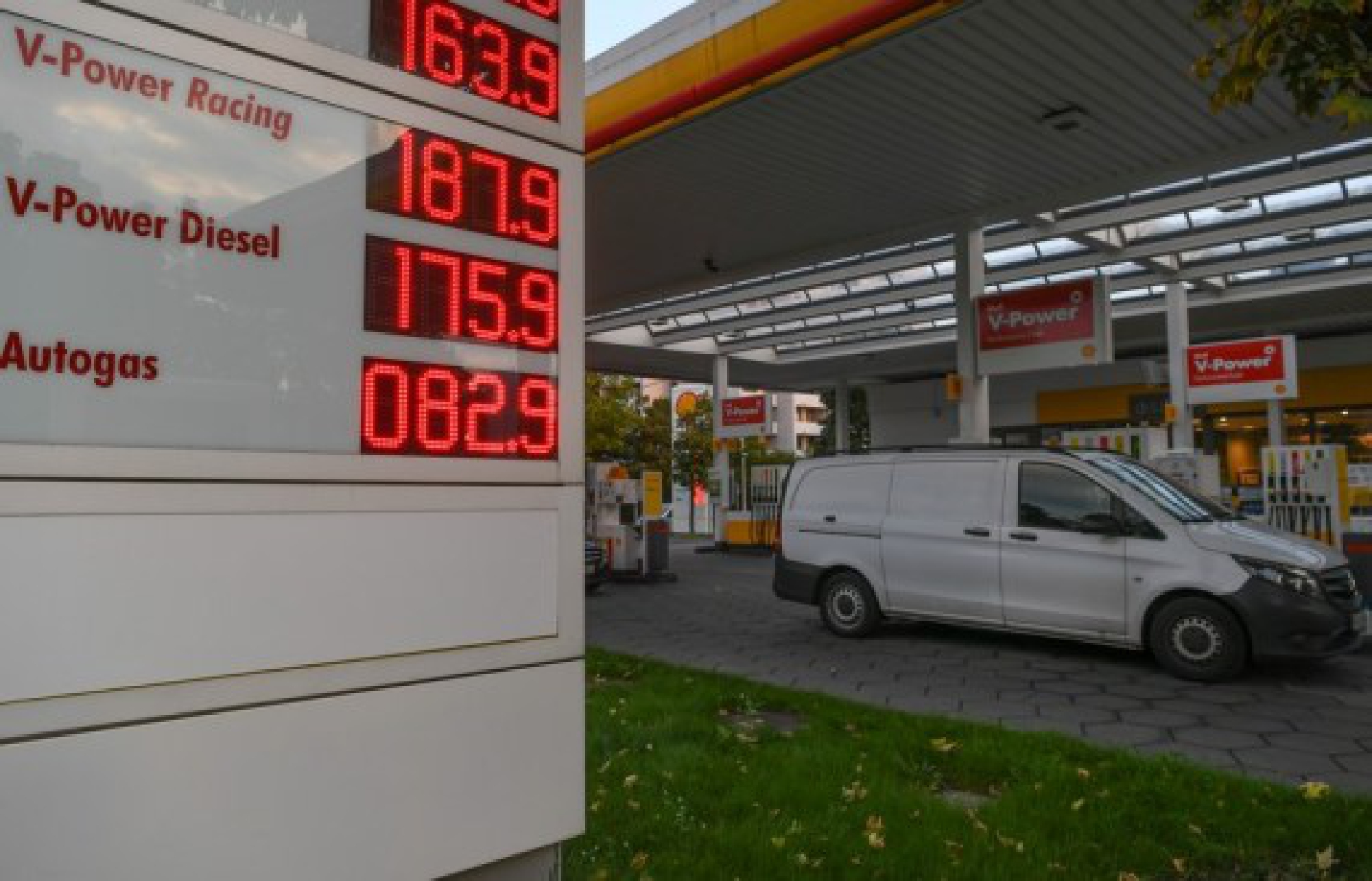 Photo taken on Oct. 8, 2021 shows a gas station in Frankfurt, Germany. (Xinhua/Lu Yang)