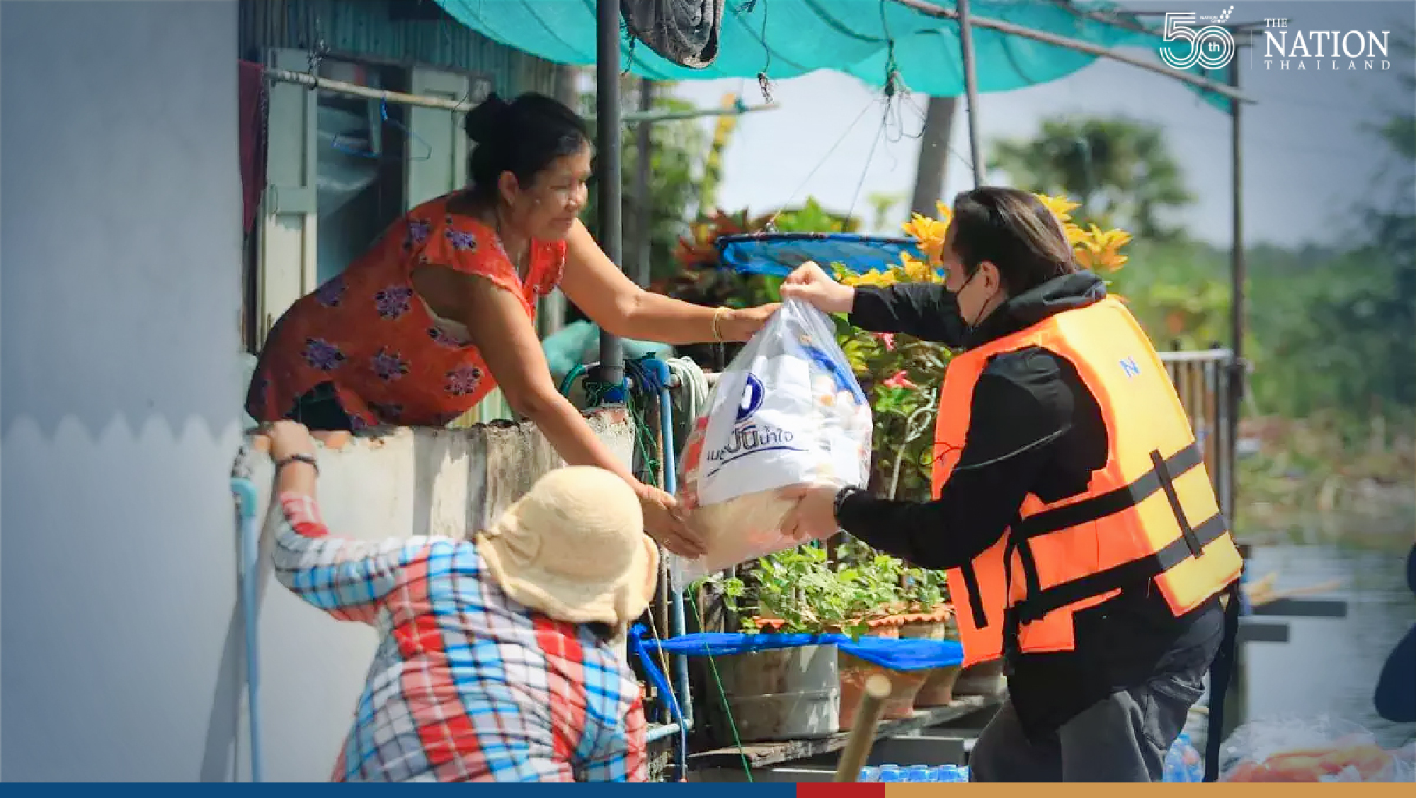 Nation delivers survival bags to flood victims in Suphan Buri