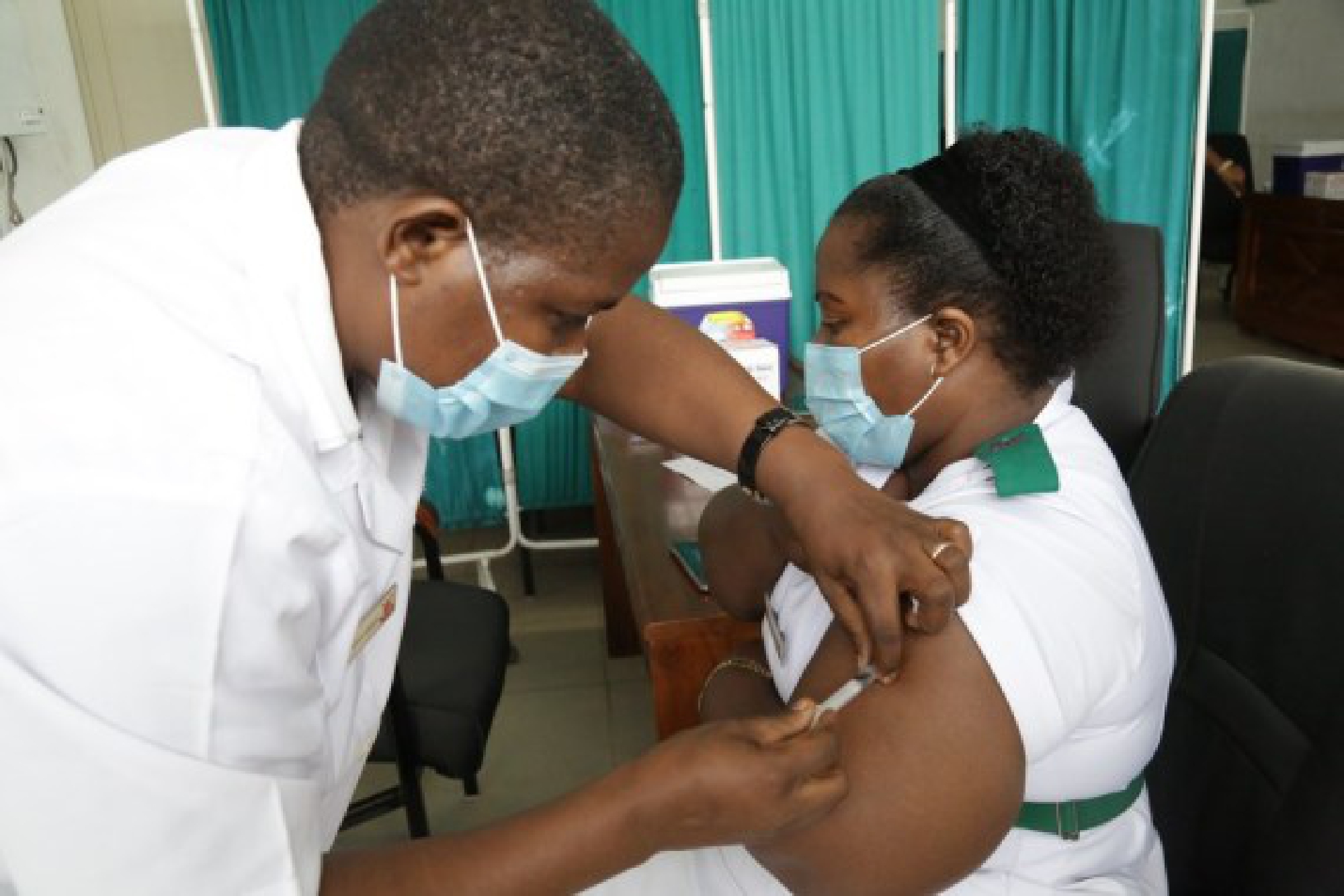 A medical worker receives a dose of the COVID-19 vaccine in Dar es Salaam, Tanzania, Aug. 3, 2021. (Photo by Herman Emmanuel/Xinhua)