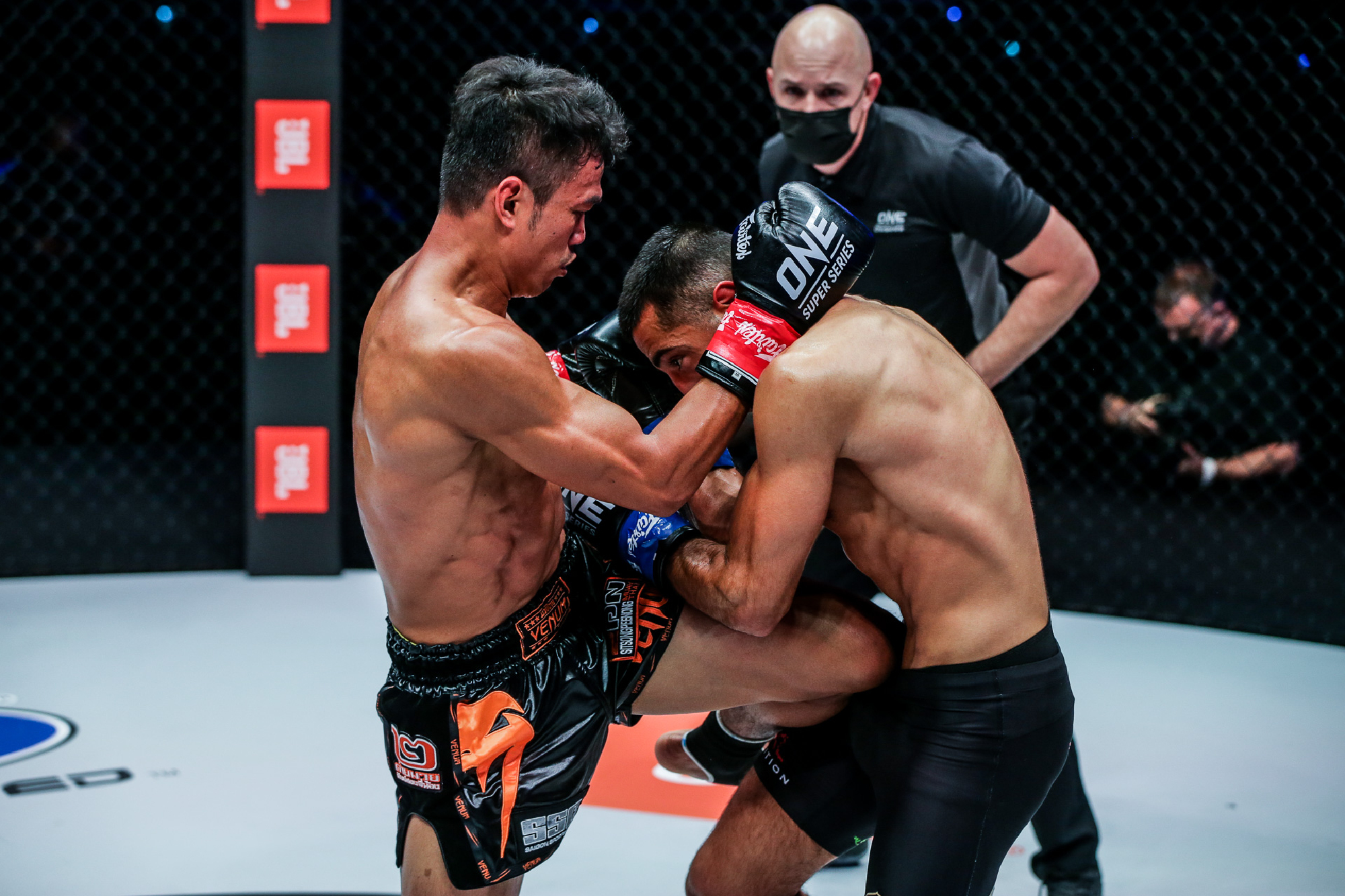 Kickboxing - Featherweight: Sitthichai Sitsongpeenong def. Tayfun Ozcan via Split Decision