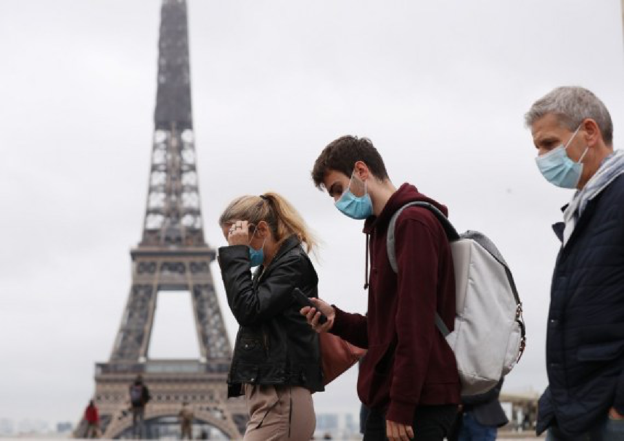 People wearing face masks walk past the Trocadero Place near the Eiffel Tower in Paris, France, Oct. 23, 2020. (Xinhua/Gao Jing)