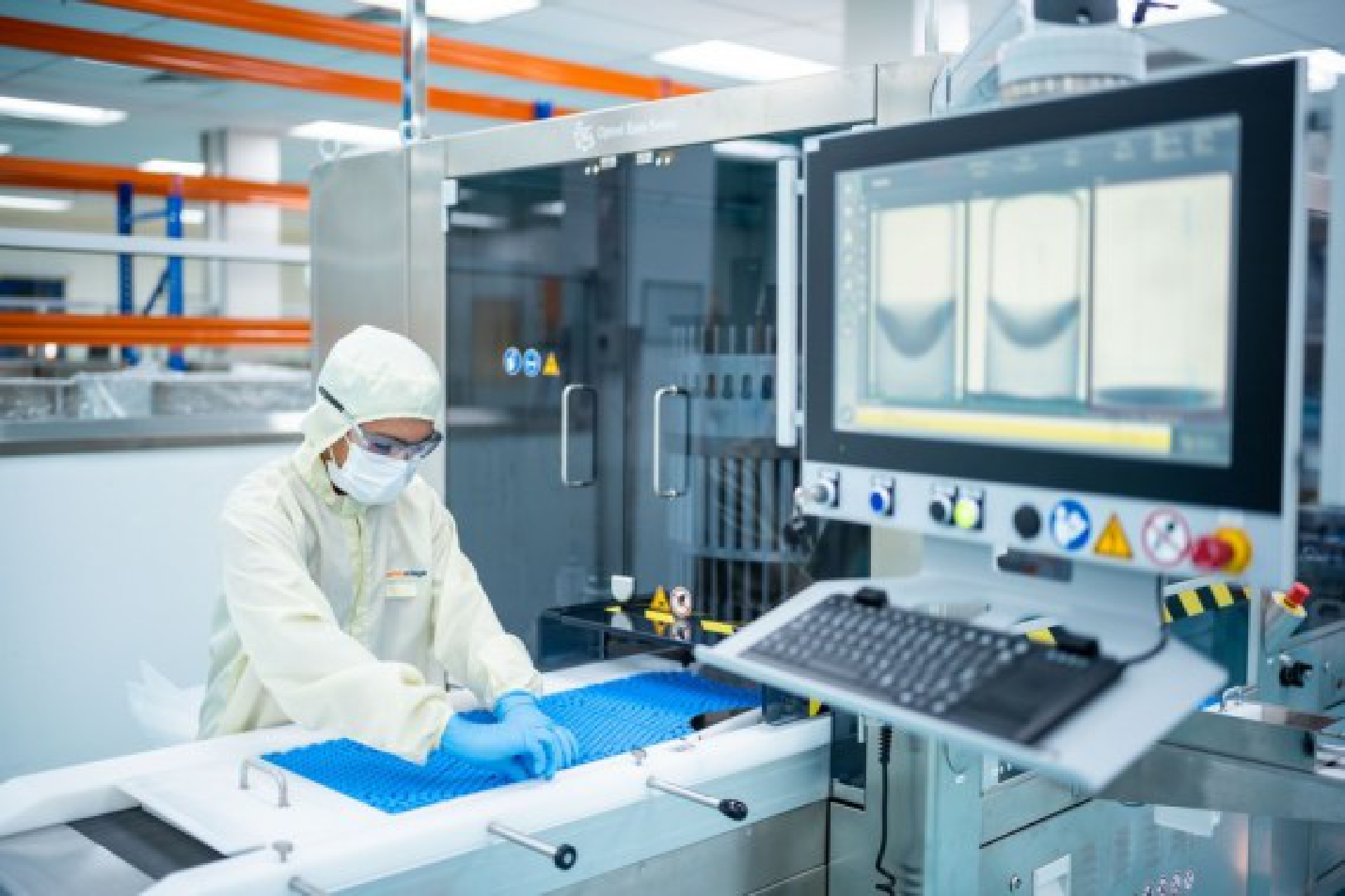 A technician works on the fill and finish operation for Sinovac vaccines at Malaysian pharmaceutical company Pharmaniaga on the outskirts of Kuala Lumpur, Malaysia, Oct. 5, 2021. (Xinhua/Zhu Wei)