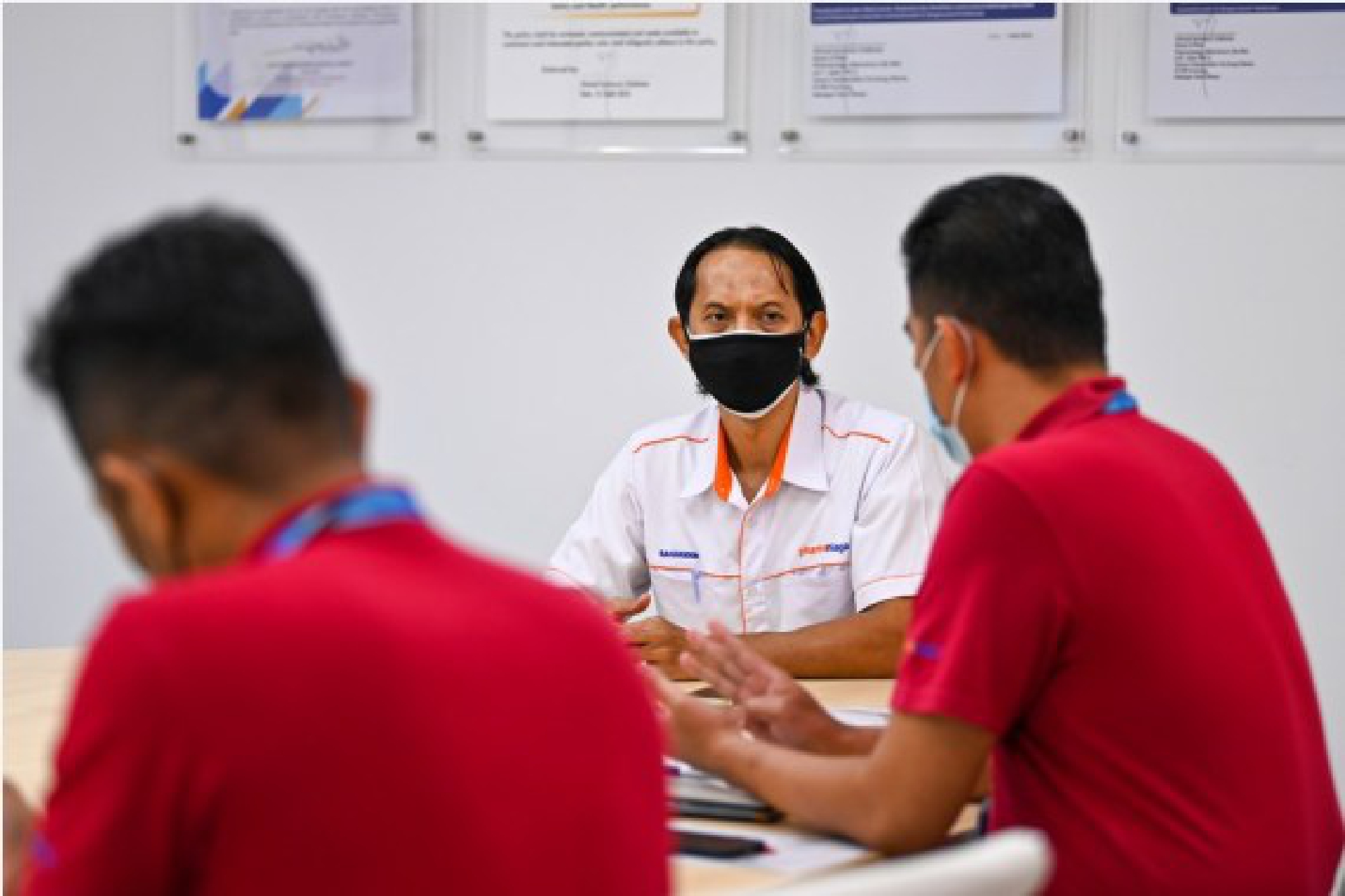 Manufacturing head Mohd Saharuddin Othman (C) attends a meeting about the fill and finish operation for Sinovac vaccines at Malaysian pharmaceutical company Pharmaniaga on the outskirts of Kuala Lumpur, Malaysia, Oct. 5, 2021. (Xinhua/Zhu Wei)