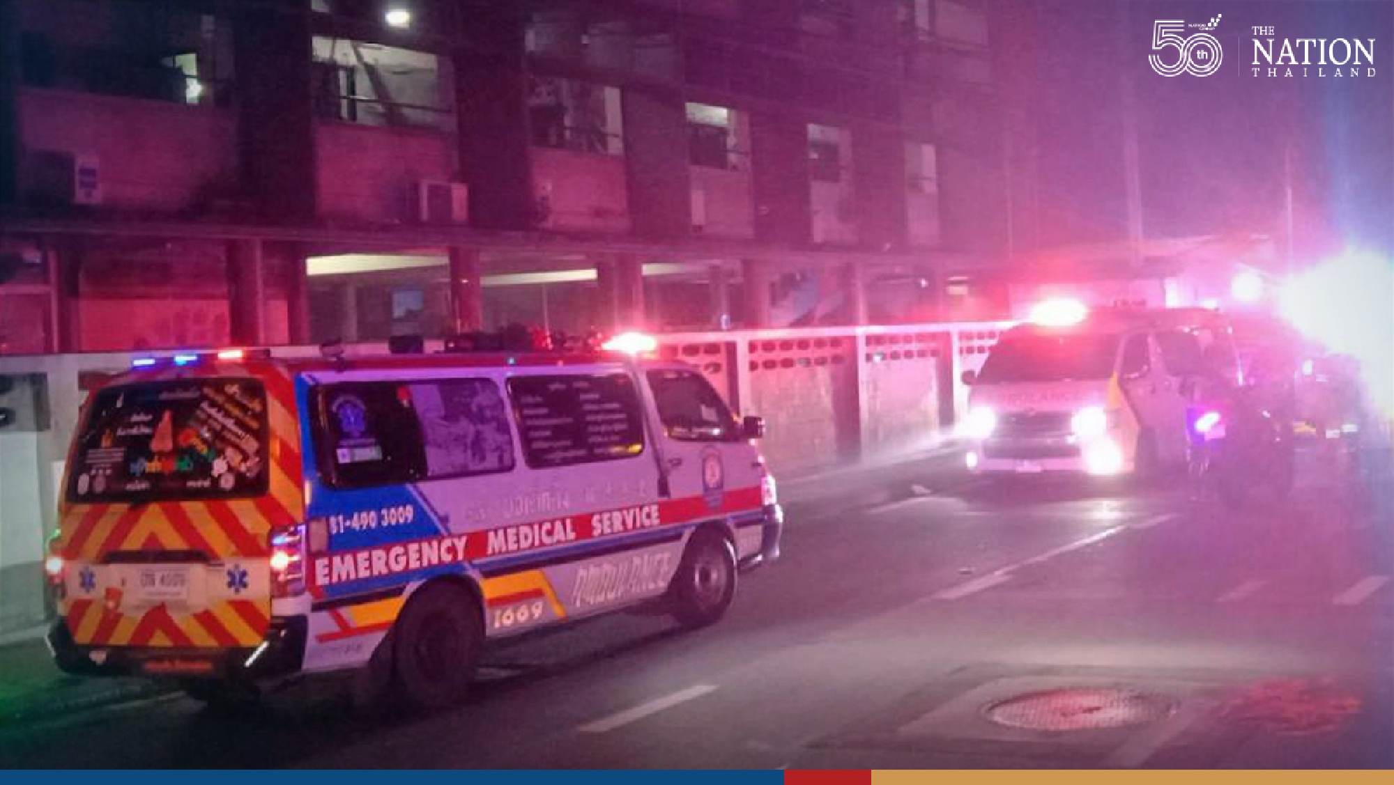 Din Daeng flat goes up in flames at midnight, two volunteer officers mildly injured