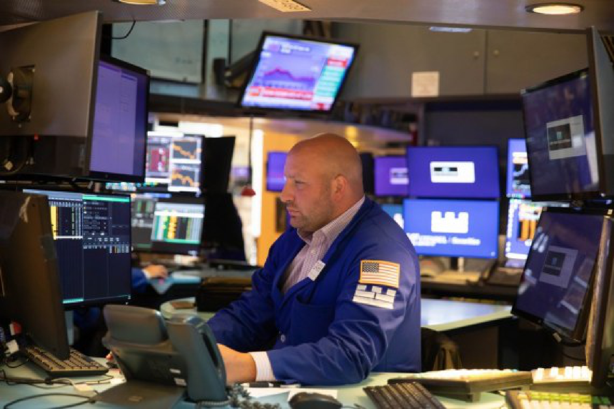 A trader works at the trading floor in the New York Stock Exchange in New York, the United States, Sept. 20, 2021. (Xinhua)