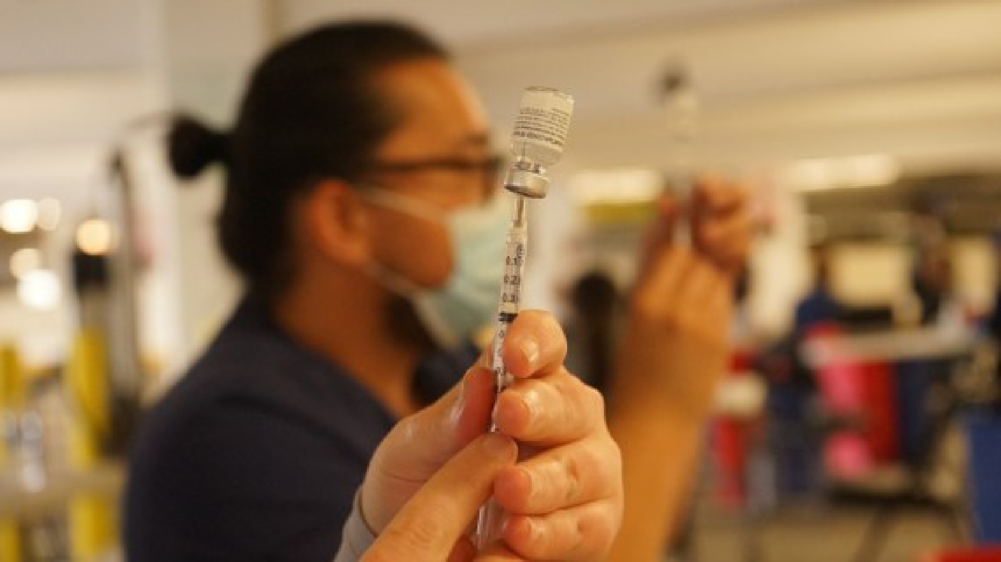 A medical worker prepares a dose of COVID-19 vaccine at the Universal Studios Hollywood in Los Angeles, California, the United States, June 18, 2021. (Photo by Zeng Hui/Xinhua)